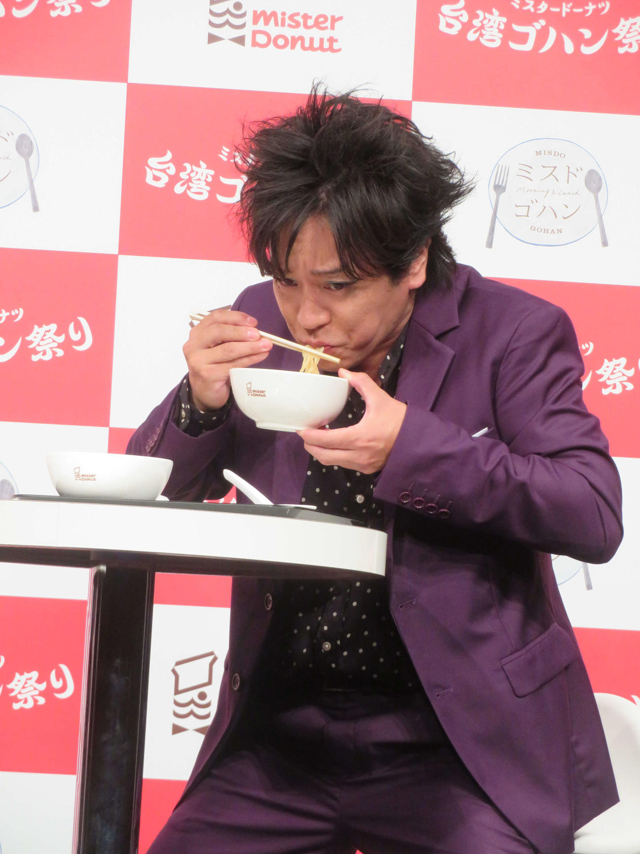 ミスタードーナツ　台湾ゴハン祭り試食発表会で、台湾風ルーロー麺をすする、ぺこぱ松陰寺太勇（撮影・村上幸将）