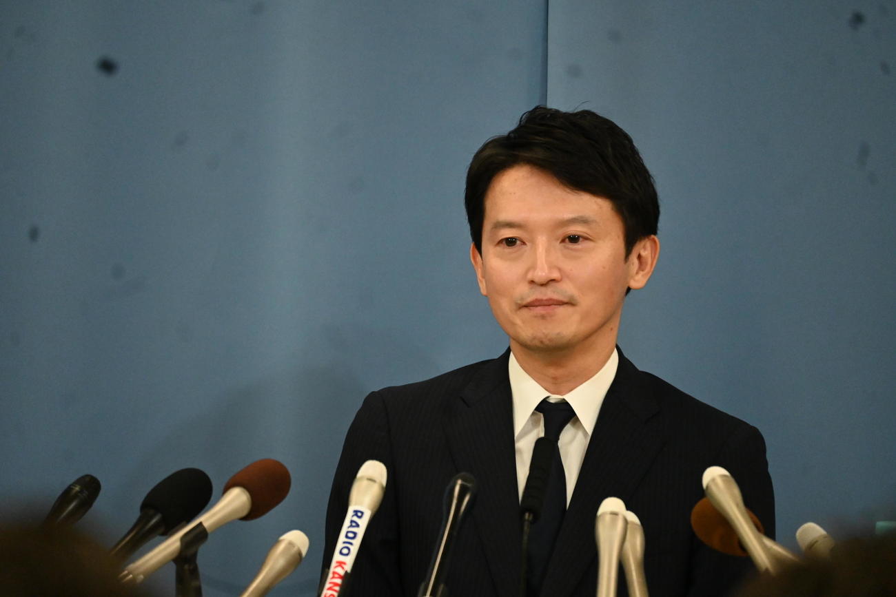兵庫県庁で記者会見する斎藤元彦兵庫県知事は高校生からのエールの手紙に目をうるませた（撮影・松浦隆司）