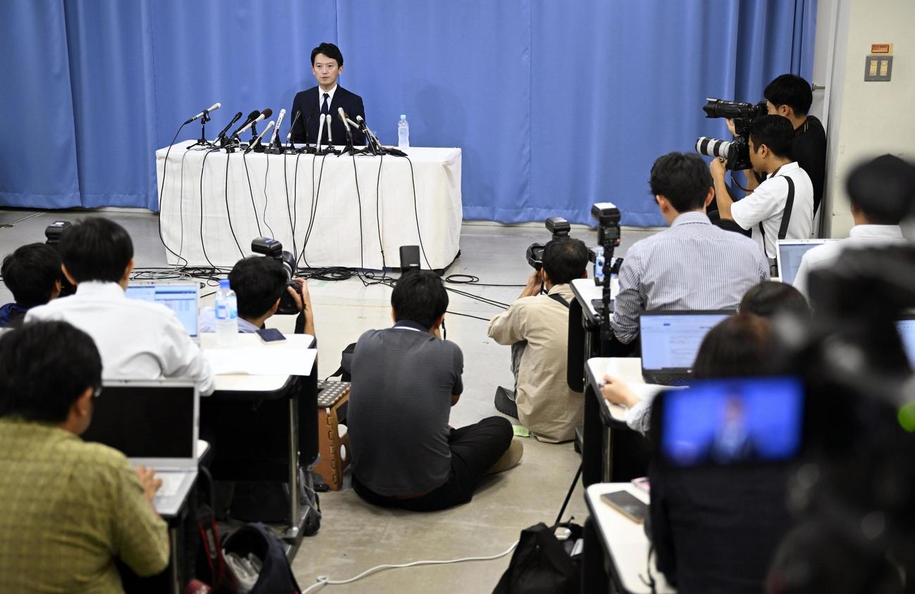 兵庫県庁で行われた斎藤元彦知事の記者会見＝26日午後（共同）