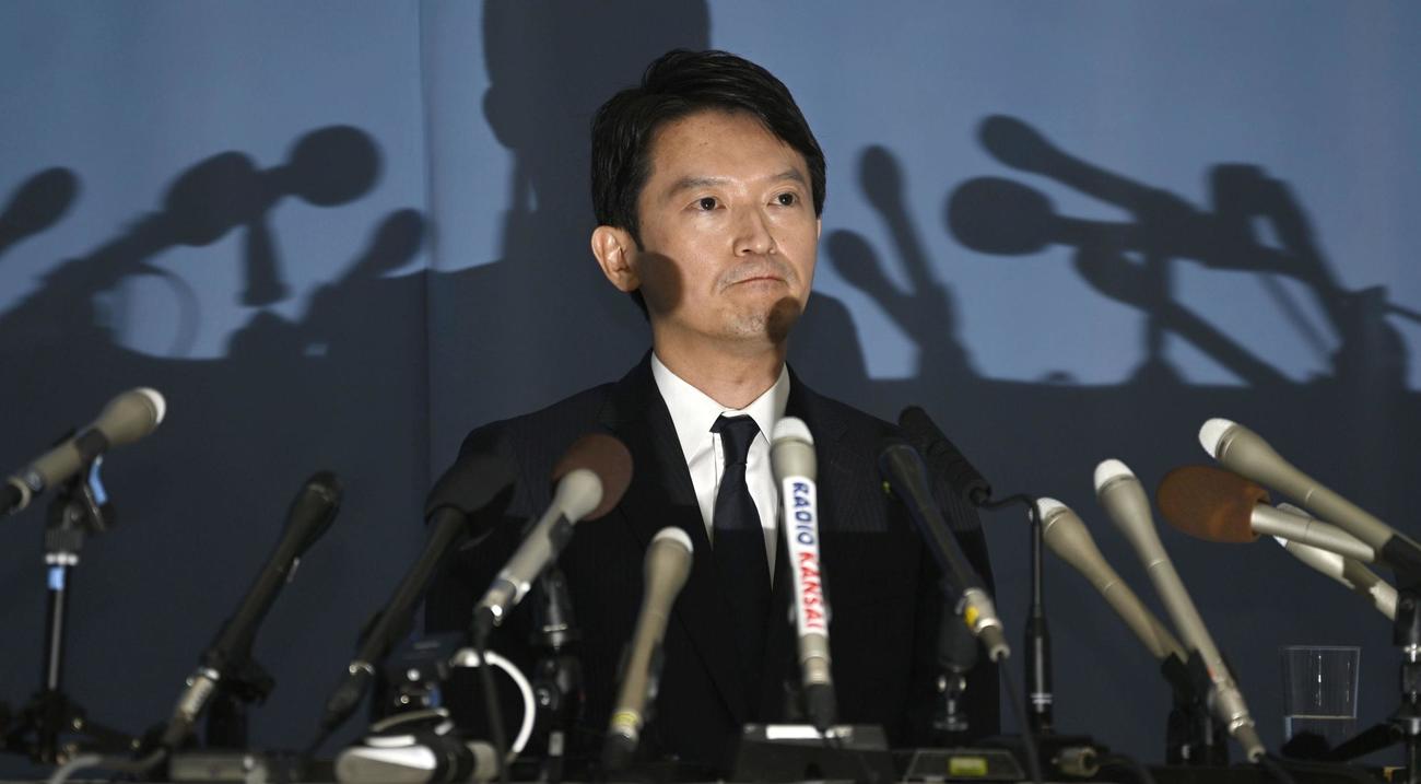 兵庫県庁で記者会見する斎藤元彦知事。失職し、出直し選挙に出馬すると表明した＝26日午後（共同）