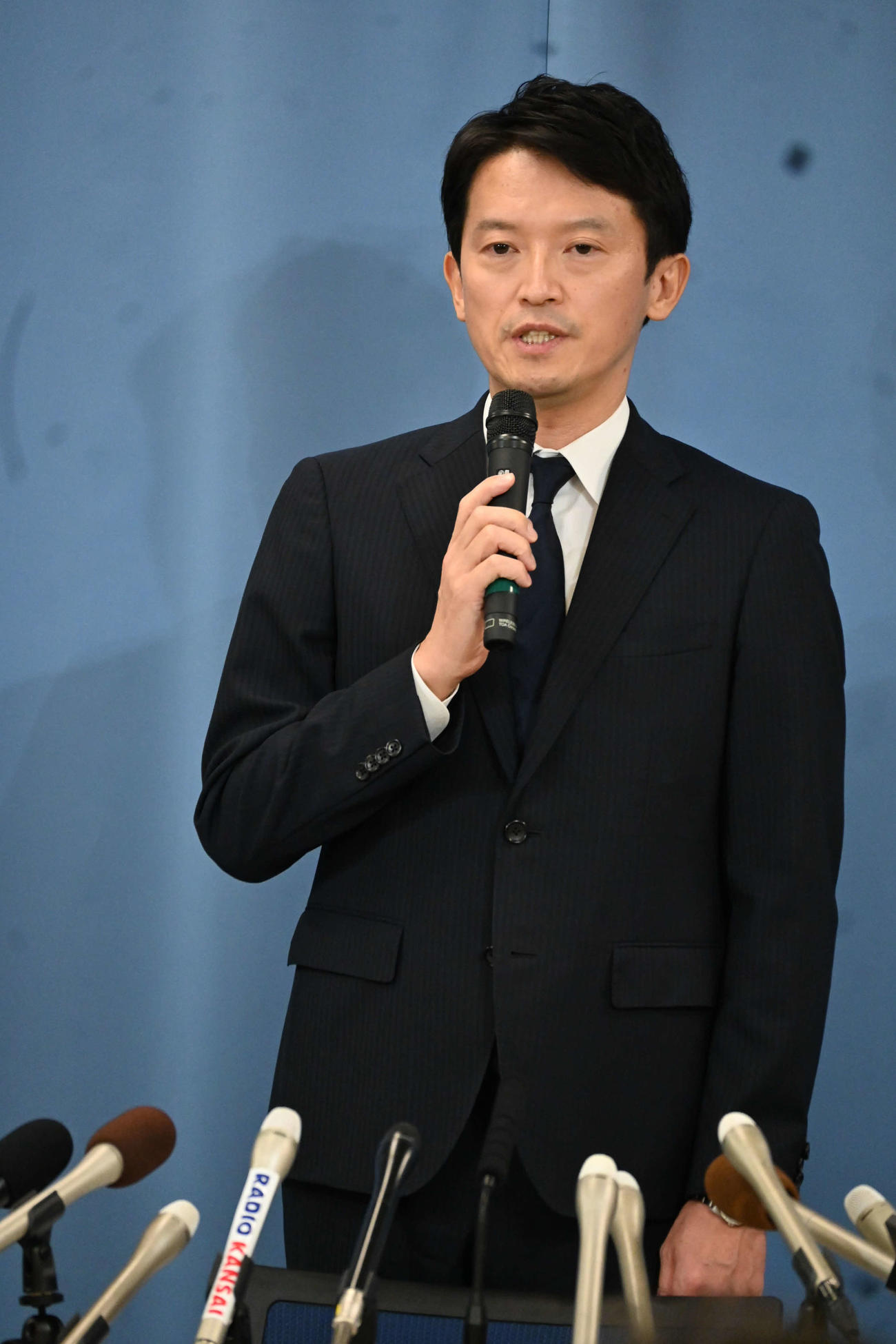 兵庫県庁で記者会見する斎藤元彦兵庫県知事（撮影・松浦隆司）