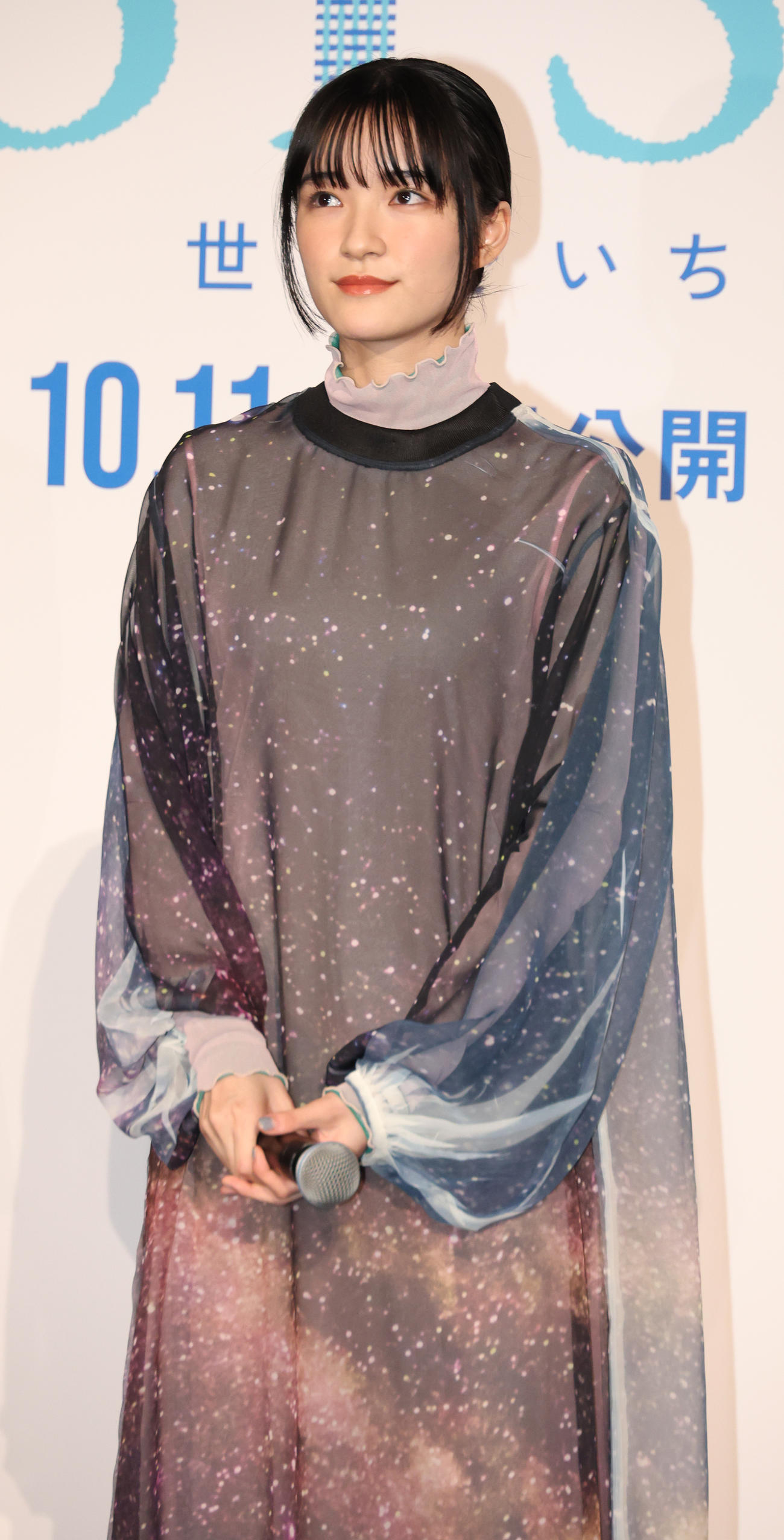 映画「BISHU」完成披露上映会であいさつする服部樹咲（撮影・中島郁夫）
