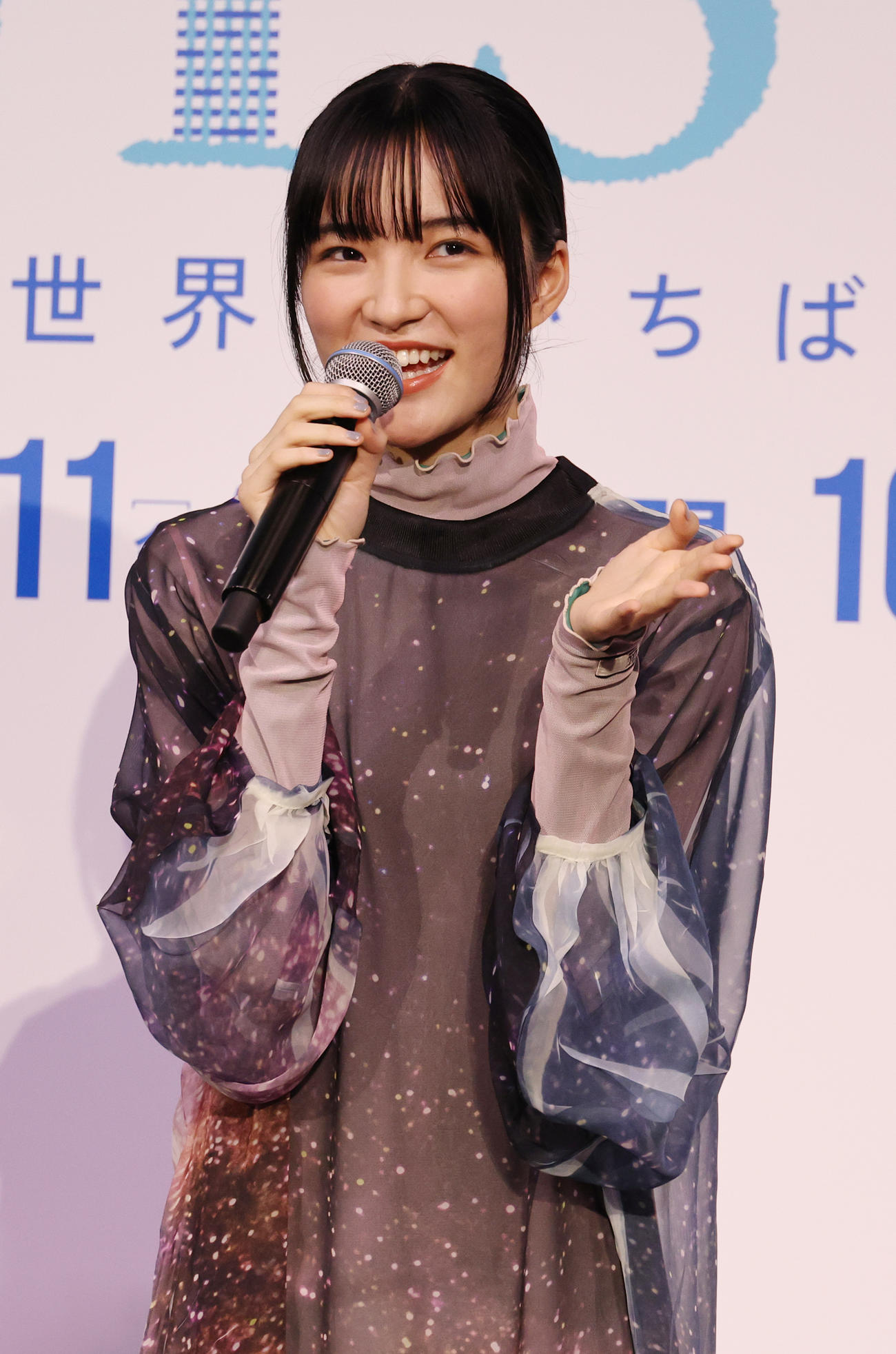 映画「BISHU」完成披露上映会であいさつする服部樹咲（撮影・中島郁夫）