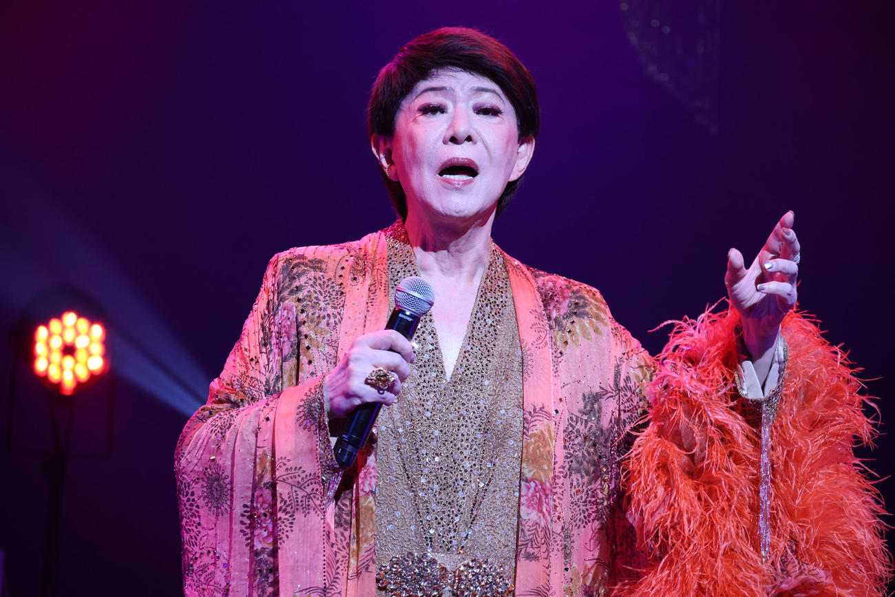 熱唱する美川憲一（撮影・中島郁夫）