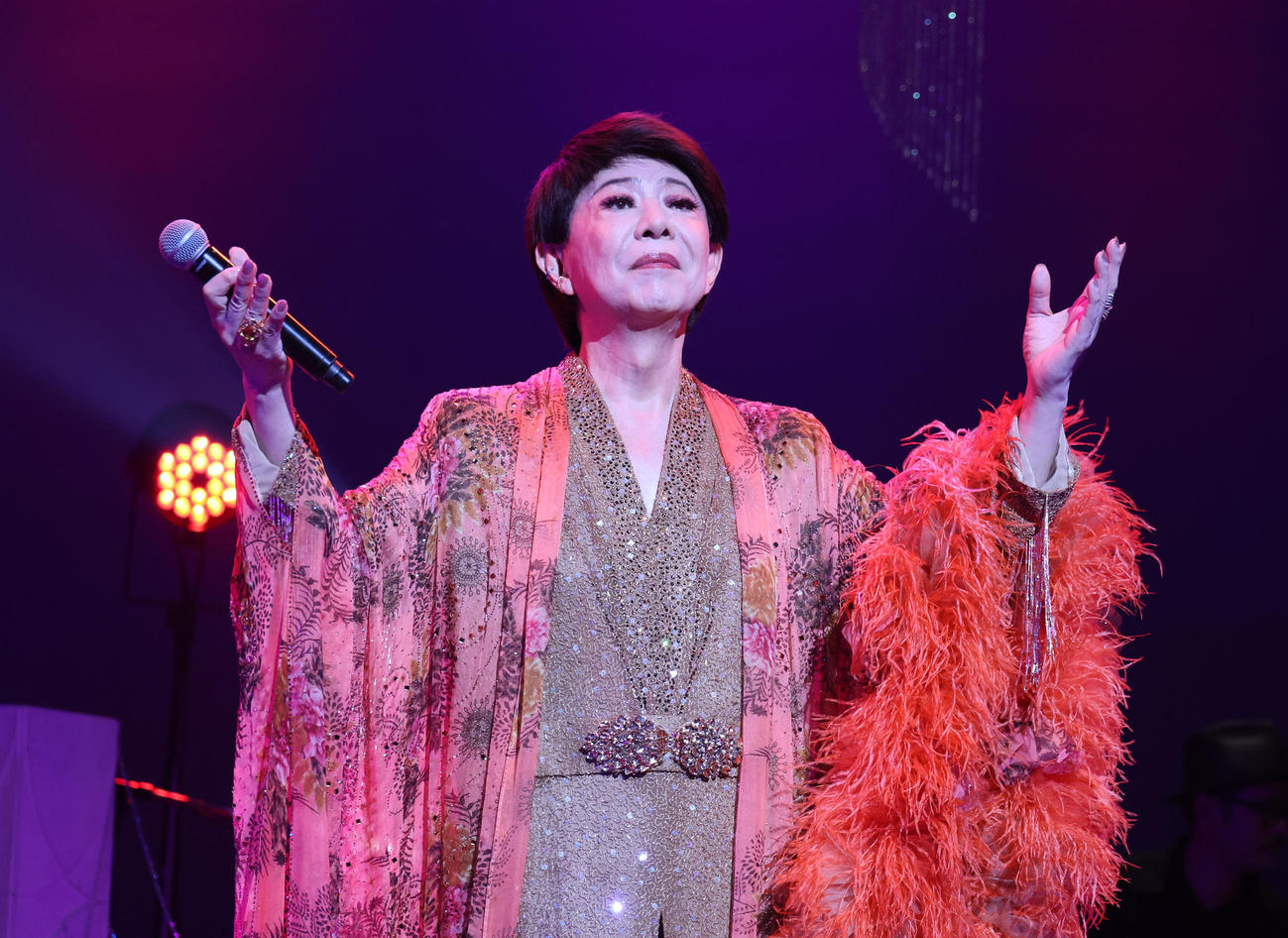 熱唱する美川憲一（撮影・中島郁夫）