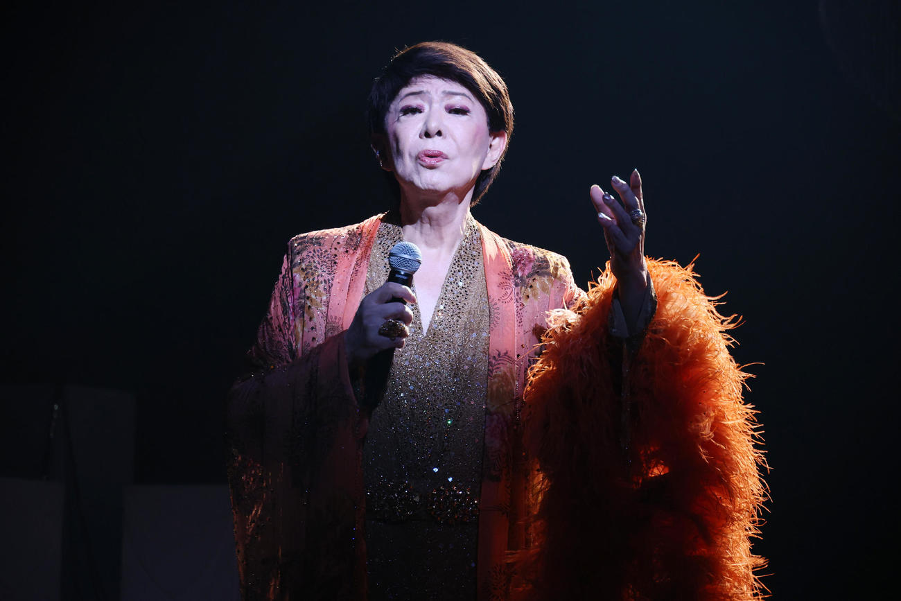 熱唱する美川憲一（撮影・中島郁夫）