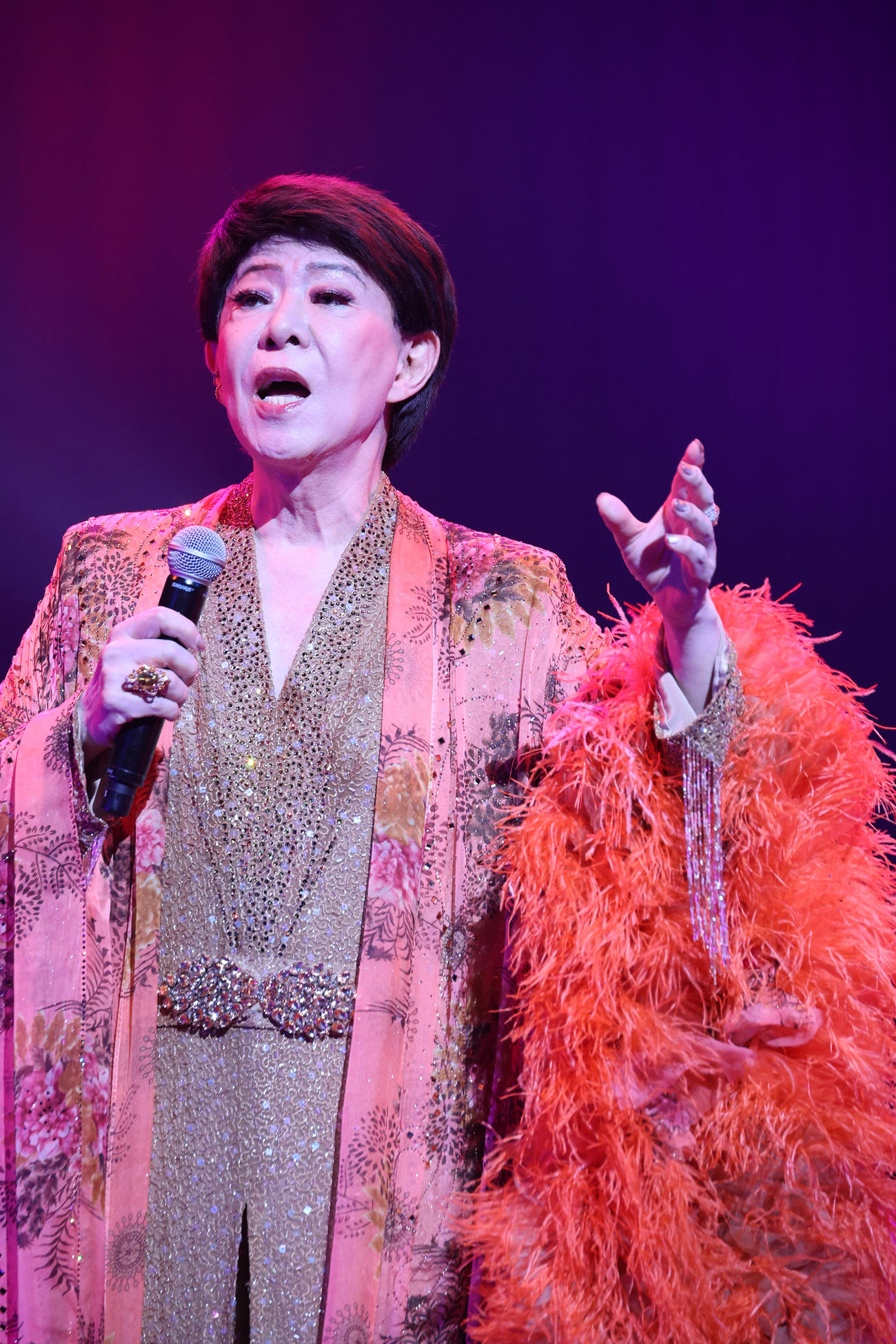 熱唱する美川憲一（撮影・中島郁夫）