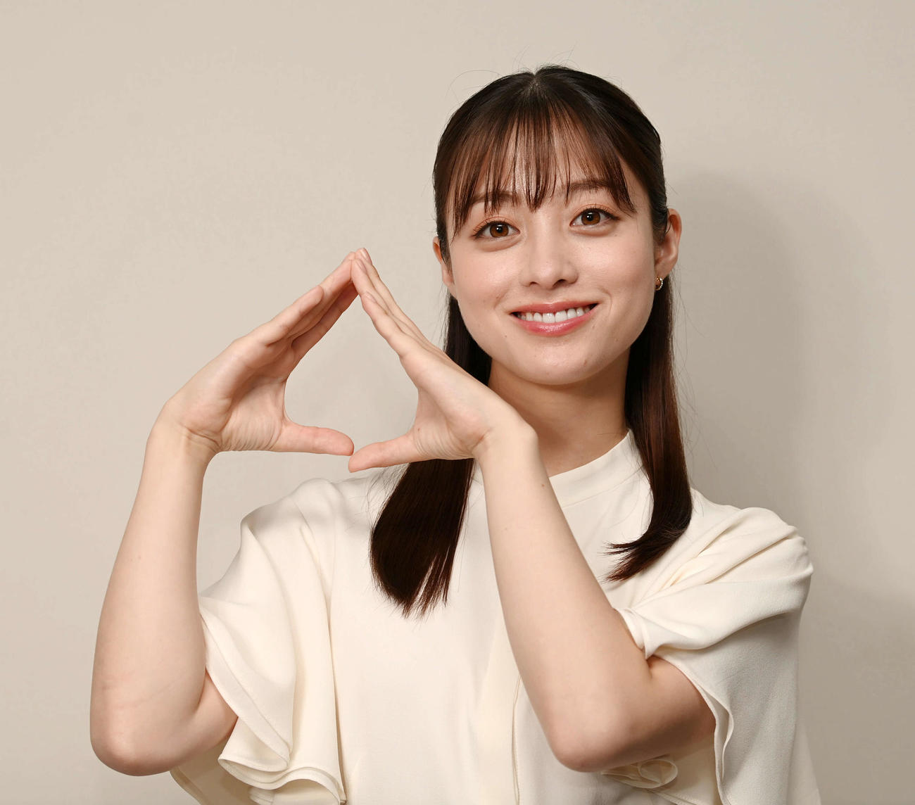 インタビューに答えるNHK連続テレビ小説「おむすび」のヒロイン橋本環奈（撮影・前岡正明）＝2024年9月4日、大阪市中央区、NHK大阪放送局