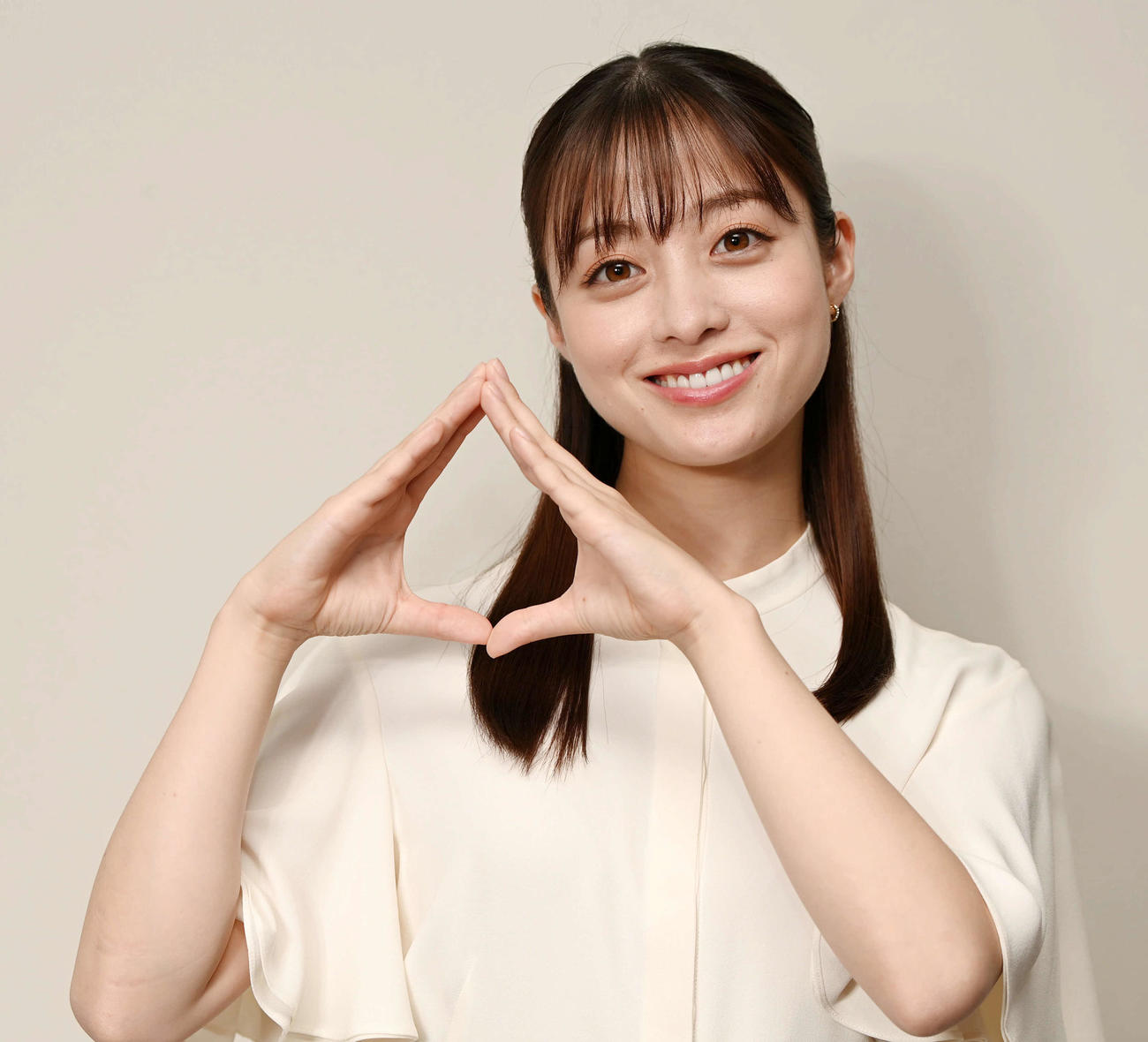 インタビューに答えるNHK連続テレビ小説「おむすび」のヒロイン橋本環奈（撮影・前岡正明）＝2024年9月4日、大阪市中央区、NHK大阪放送局