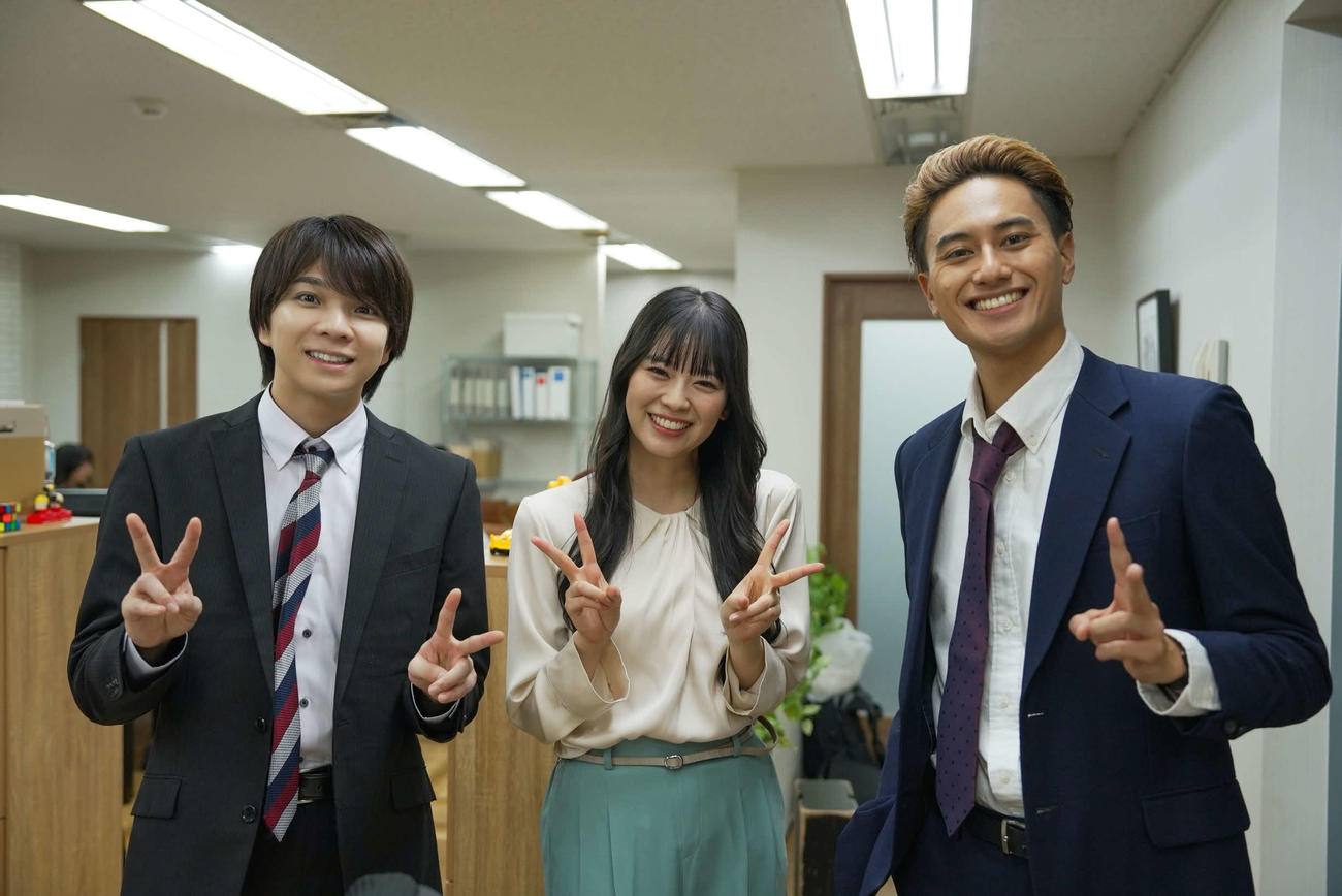 日テレ系特番「リベジョ～憎きヤバ男にテンチューくだす！～」の再現VTRに出演する、左からM！LKの塩崎太智、超ときめきハート宣伝部の坂井仁香、Aぇ！Groupの小島健