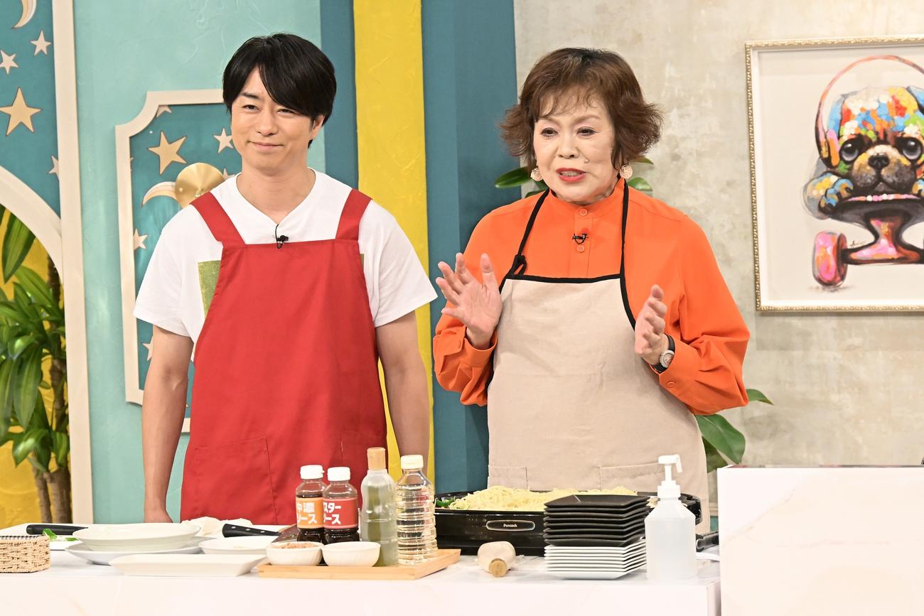 TBS系バラエティー「櫻井・有吉THE夜会」新企画SPで料理に挑戦する上沼恵美子（右）と櫻井翔（左）（C）TBS