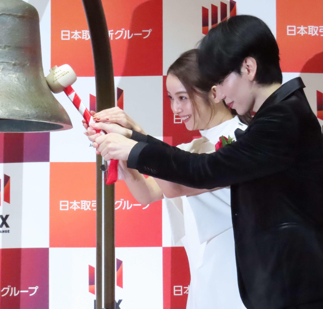 Aiロボティクス株式会社の新規上場セレモニーで打鐘を行う佐々木希（左）と同社龍川誠社長