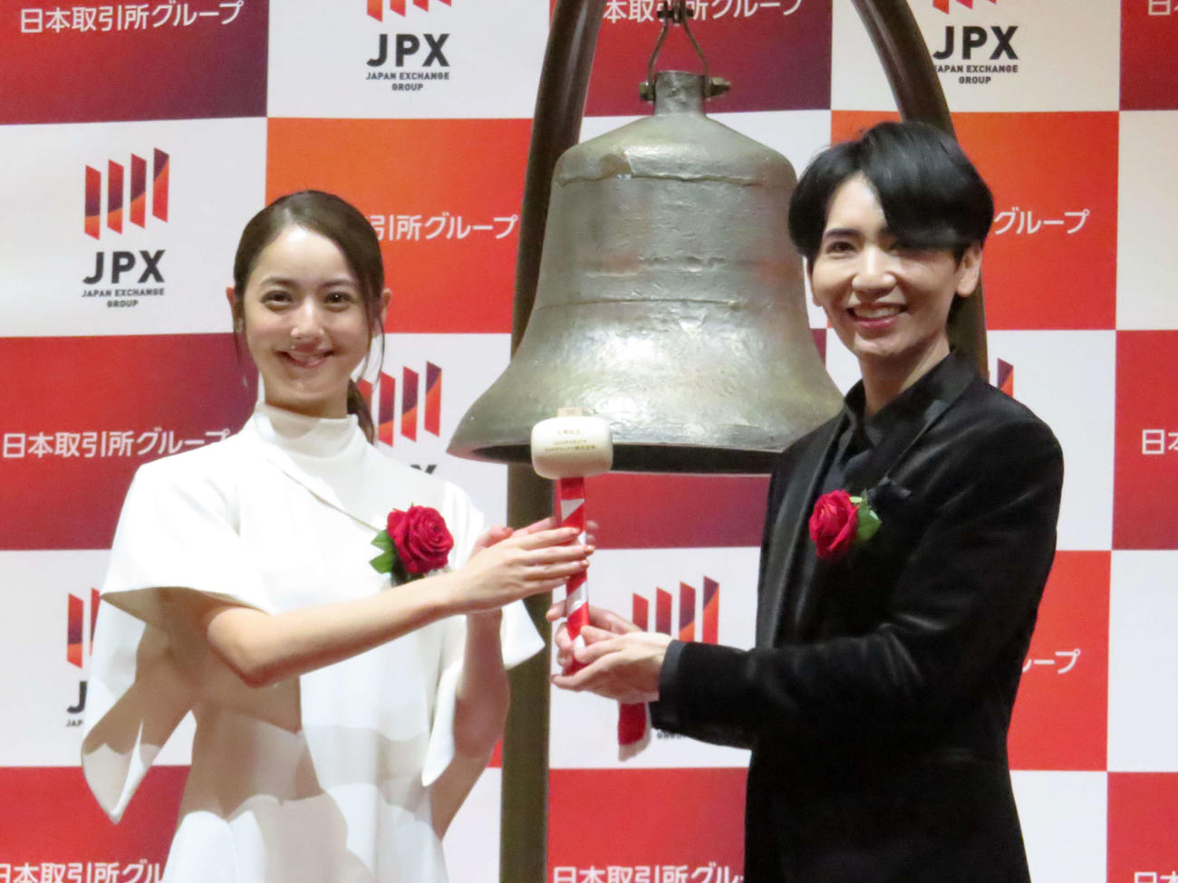 Aiロボティクス株式会社の新規上場セレモニーで笑顔を見せる佐々木希（左）と同社龍川誠社長