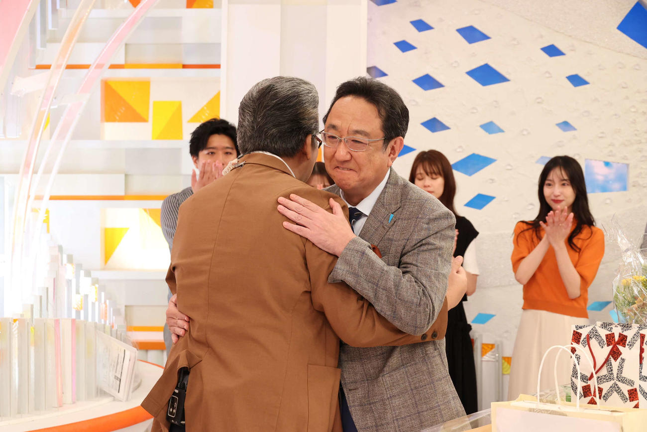 ハグする軽部真一アナ、三宅正治アナ（C）フジテレビ