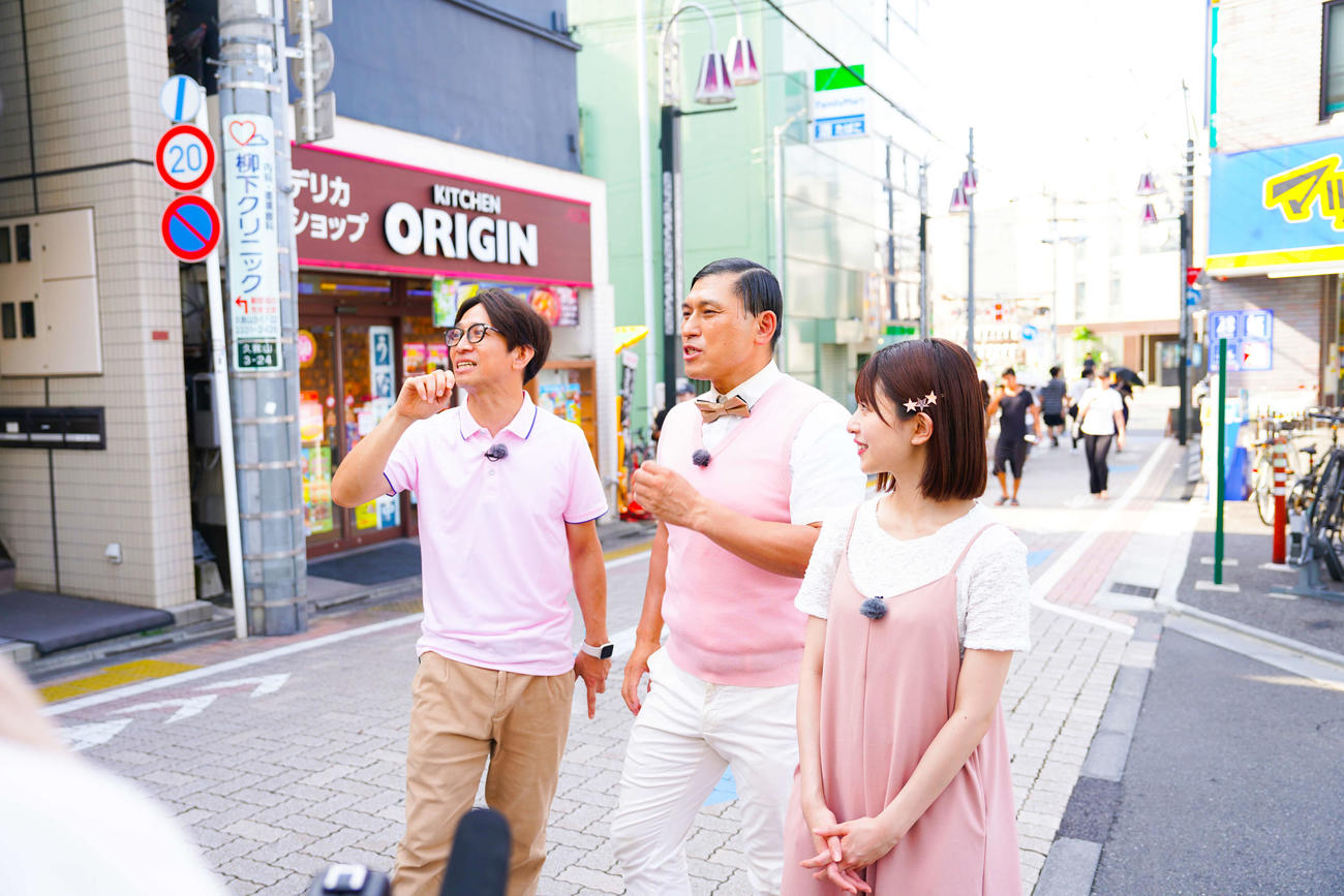日本テレビ系旅番組「春日ロケーション」シーズン3の東京・久我山編の場面写真。左から、どきどきキャンプ佐藤満春、オードリー春日俊彰、日向坂46松田好花