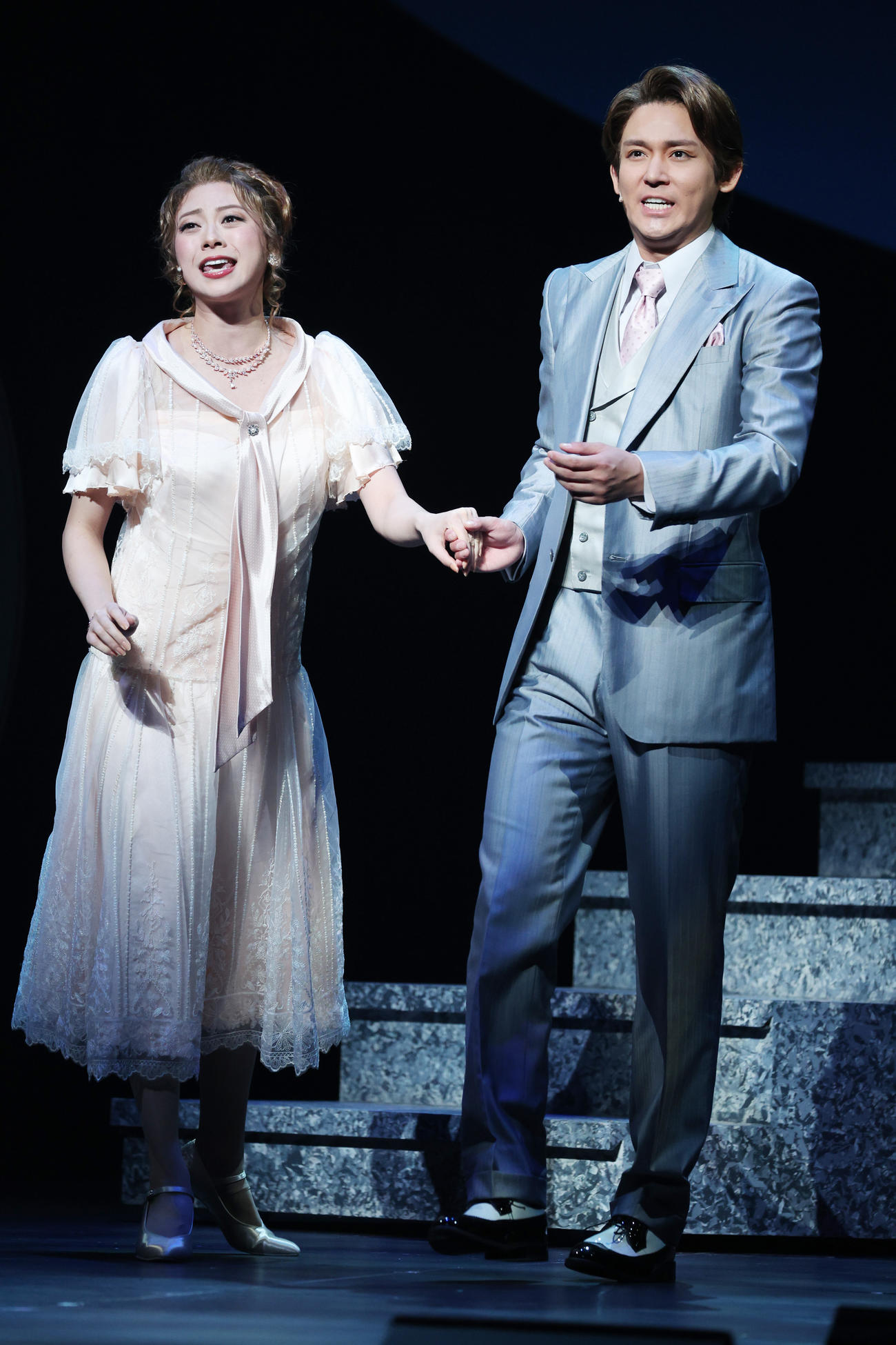 ミュージカル「DEATH TAKES A HOLIDAY」で山下リオ（左）と熱演する小瀧望（撮影・中島郁夫）