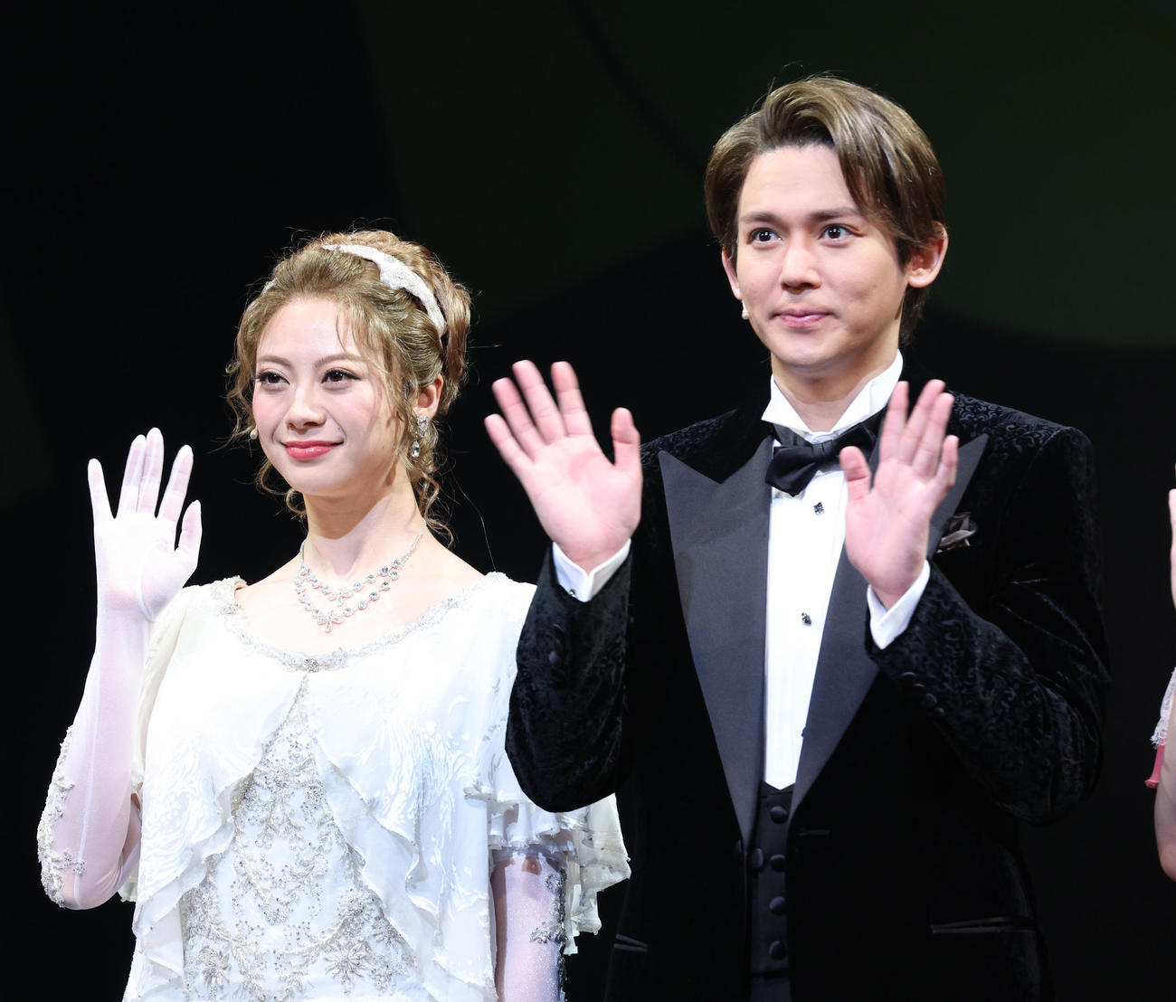 ミュージカル「DEATH TAKES A HOLIDAY」の会見を行う山下リオ（左）と小瀧望（撮影・中島郁夫）