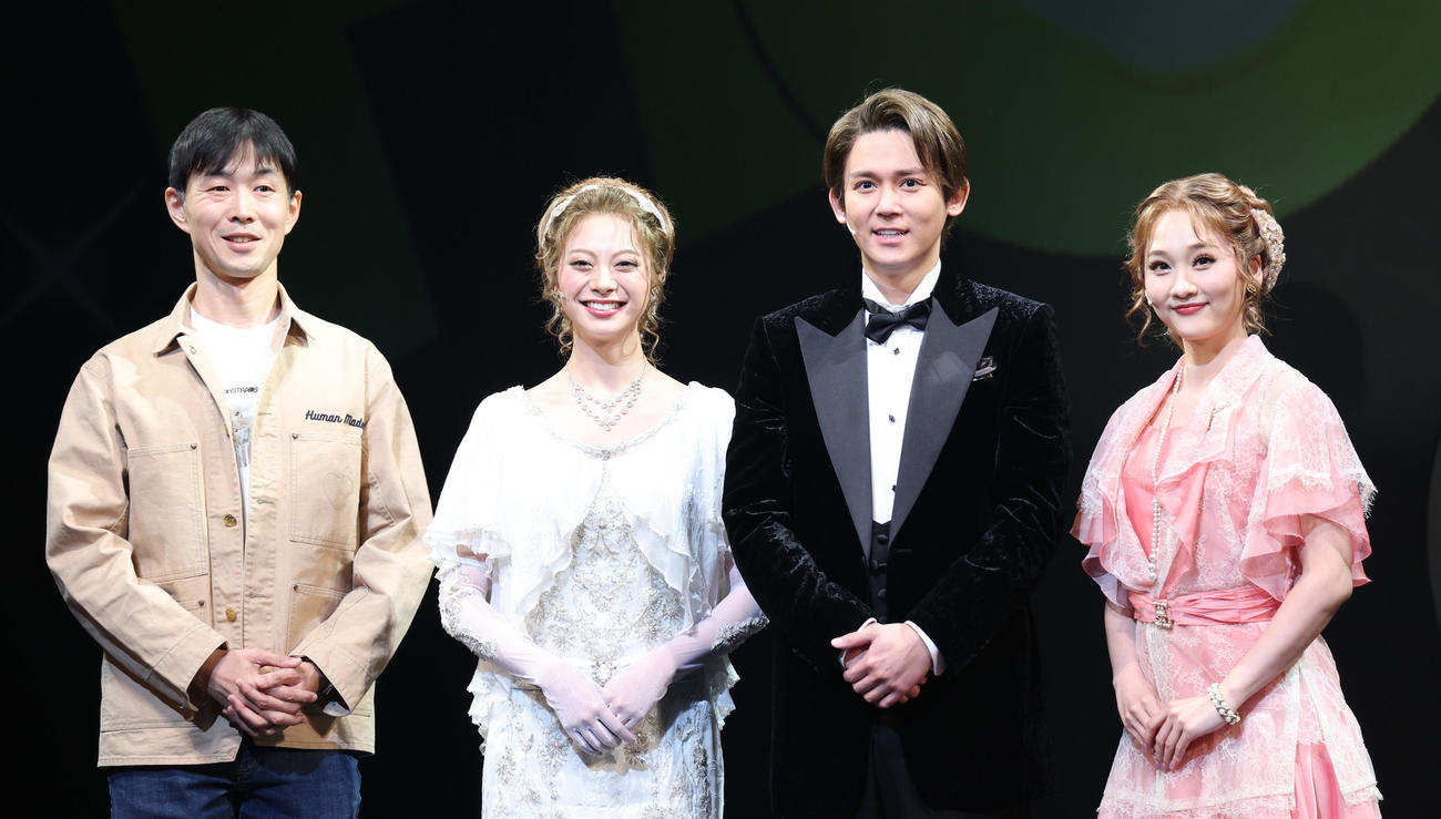 ミュージカル「DEATH TAKES A HOLIDAY」の会見を行う、左から生田大和氏、山下リオ、小瀧望、美園さくら（撮影・中島郁夫）
