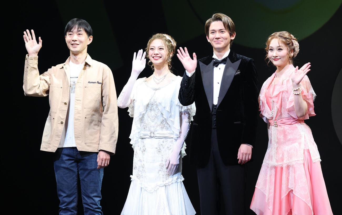 ミュージカル「DEATH TAKES A HOLIDAY」の会見を行う、左から生田大和氏、山下リオ、小瀧望、美園さくら（撮影・中島郁夫）