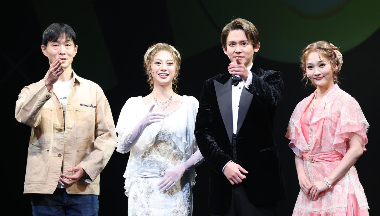 ミュージカル「DEATH TAKES A HOLIDAY」の会見を行う、左から生田大和氏、山下リオ、小瀧望、美園さくら（撮影・中島郁夫）