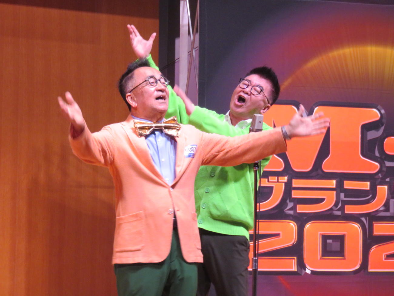 「M－1グランプリ2024」1回戦にせんみつ・ヒロシとして出場した、せんだみつお（左）と生島ヒロシ