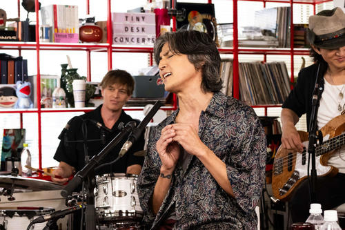 B’z稲葉浩志にNHK局員も聞きほれた「tiny desk」オフィスでの演奏に新しい魅力