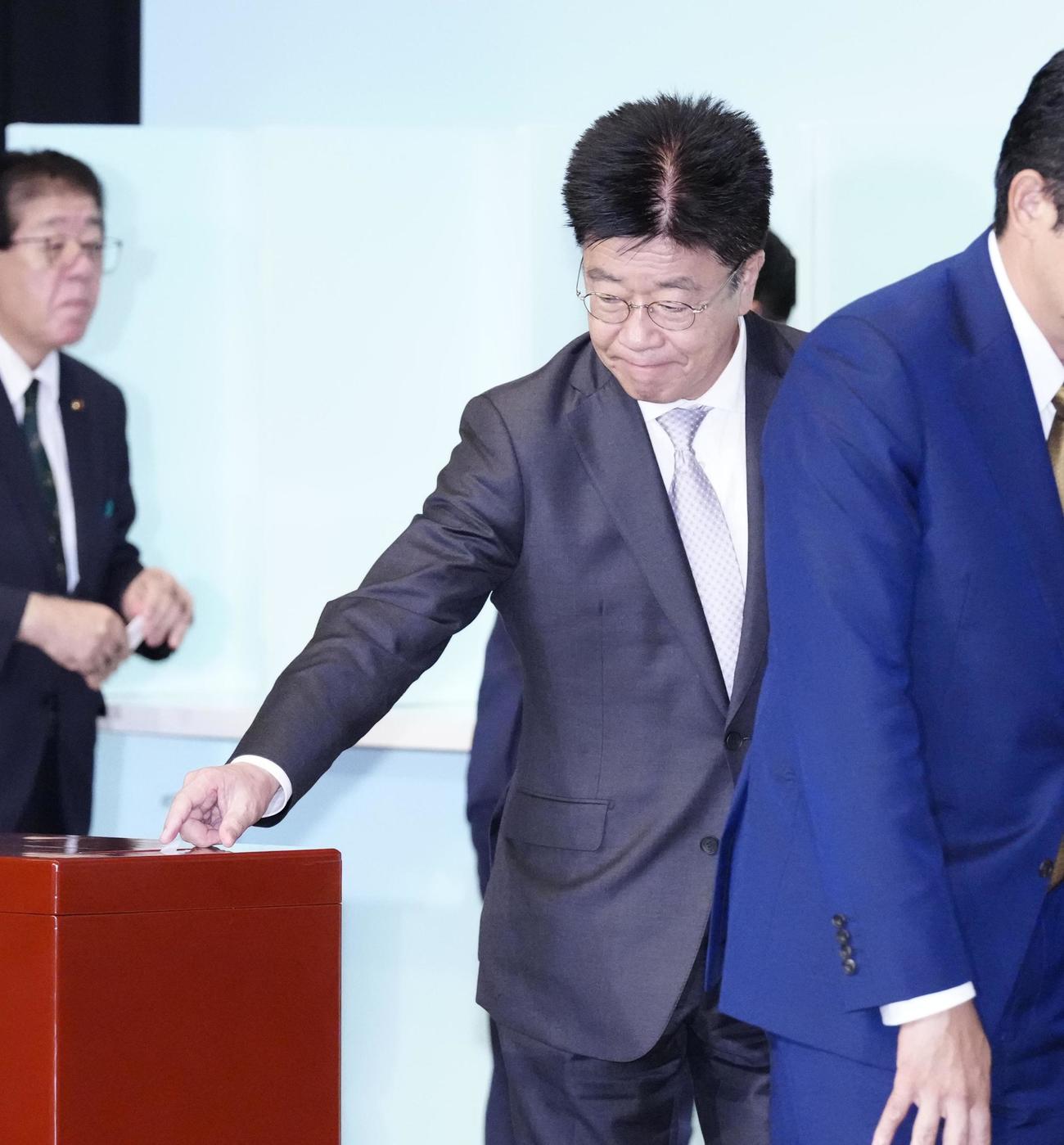 自民党総裁選の決選投票で、票を投じる加藤勝信氏（共同）