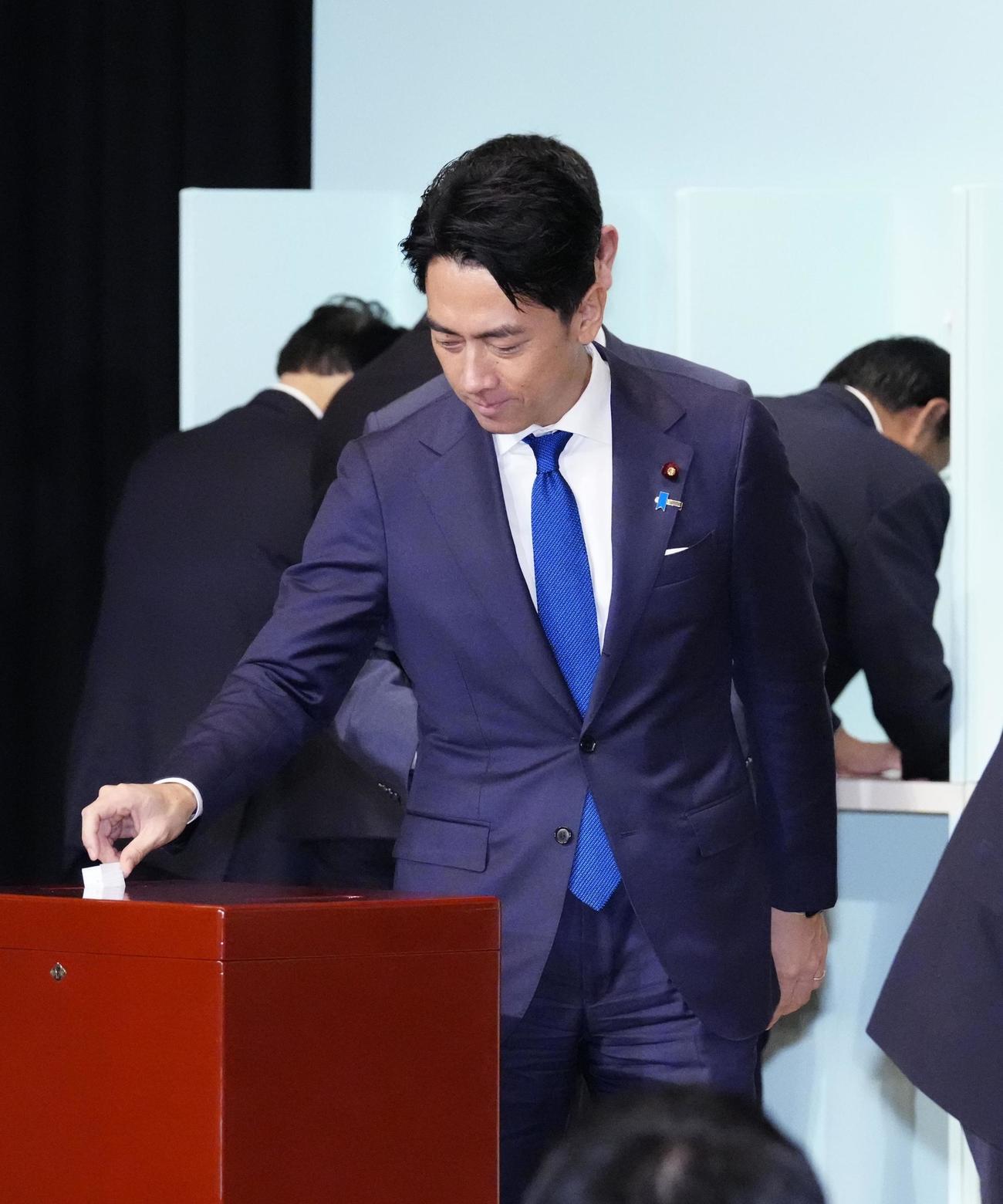 自民党総裁選の決選投票で、票を投じる小泉進次郎氏（共同）