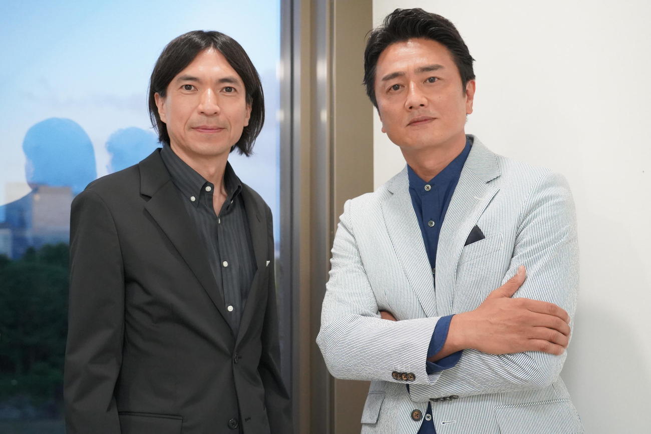 TOKYO　MX「オトナの夜のワイドショー！バラいろダンディ」でMCを務めるふかわりょう（左）と原田龍二（2022年6月撮影）