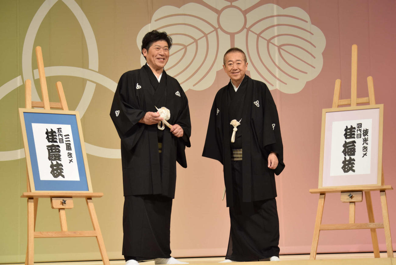 ダブル襲名披露公演を行った桂慶枝（左）と桂梅枝