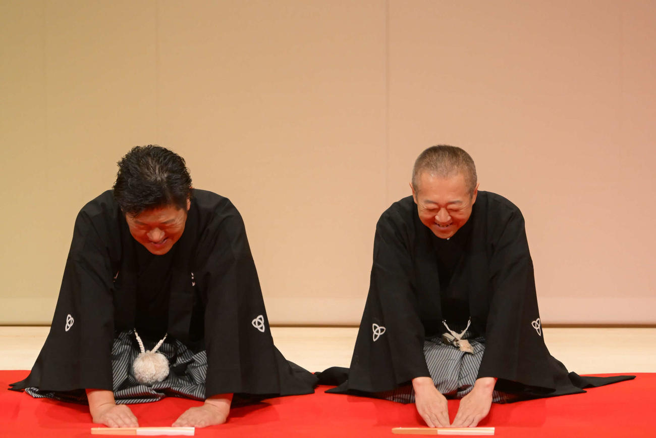 ダブル襲名披露公演で口上で決意を新たにする桂慶枝（左）と桂梅枝