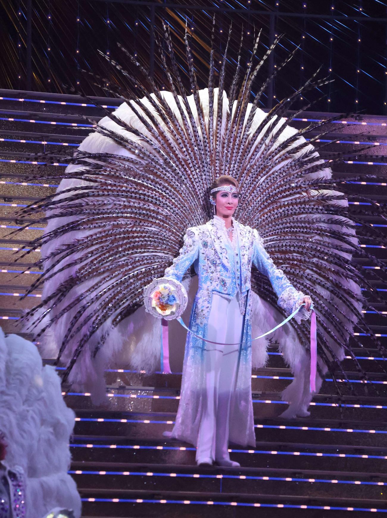 本拠地お披露目公演のフィナーレ、大階段を大羽根を背負っておりる花組新トップ永久輝せあ（撮影・村上久美子）