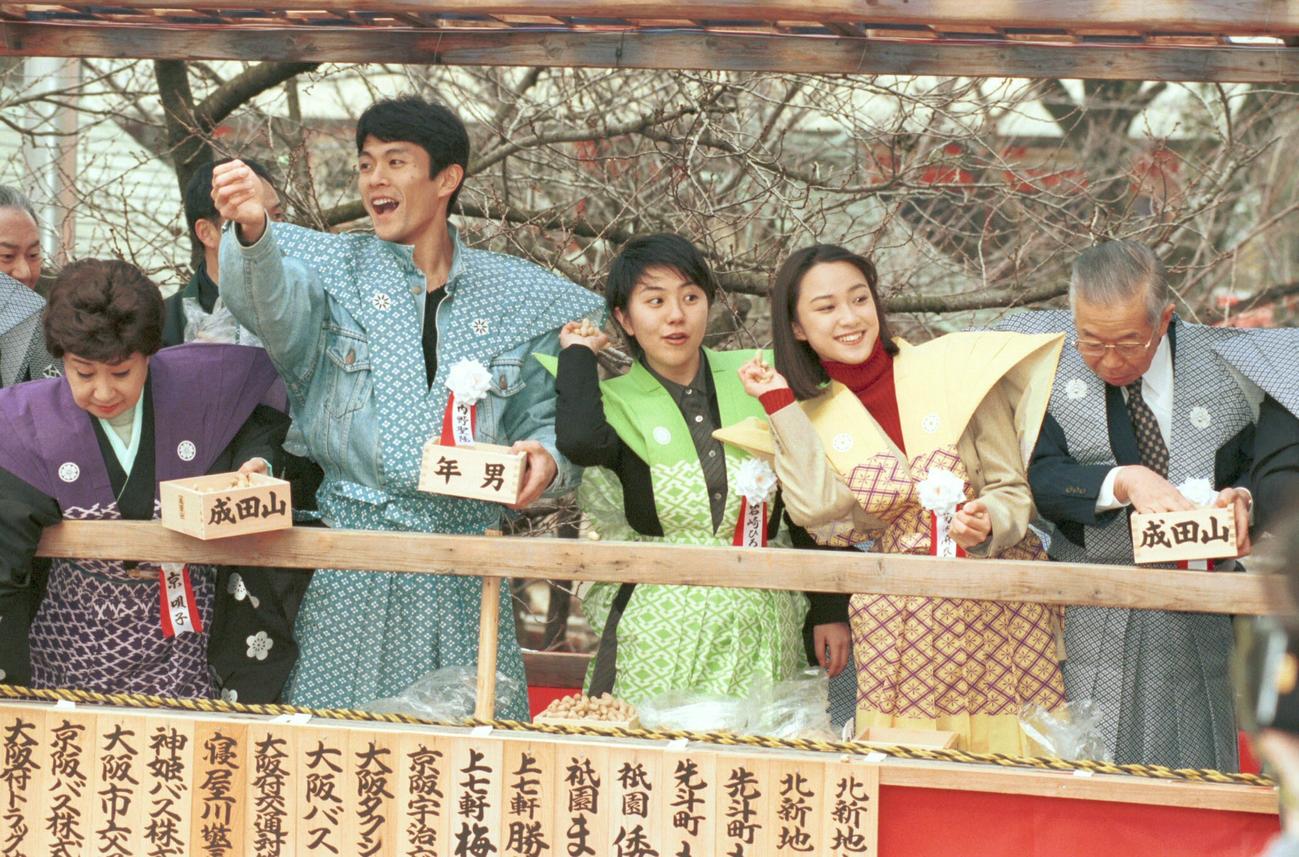 1997年2月3日、成田山の節分祭の豆まきで豆をまく（左から）内野聖陽、岩崎ひろみ、菊池麻衣子らNHK朝の連続テレビ小説「ふたりっ子」の出演者