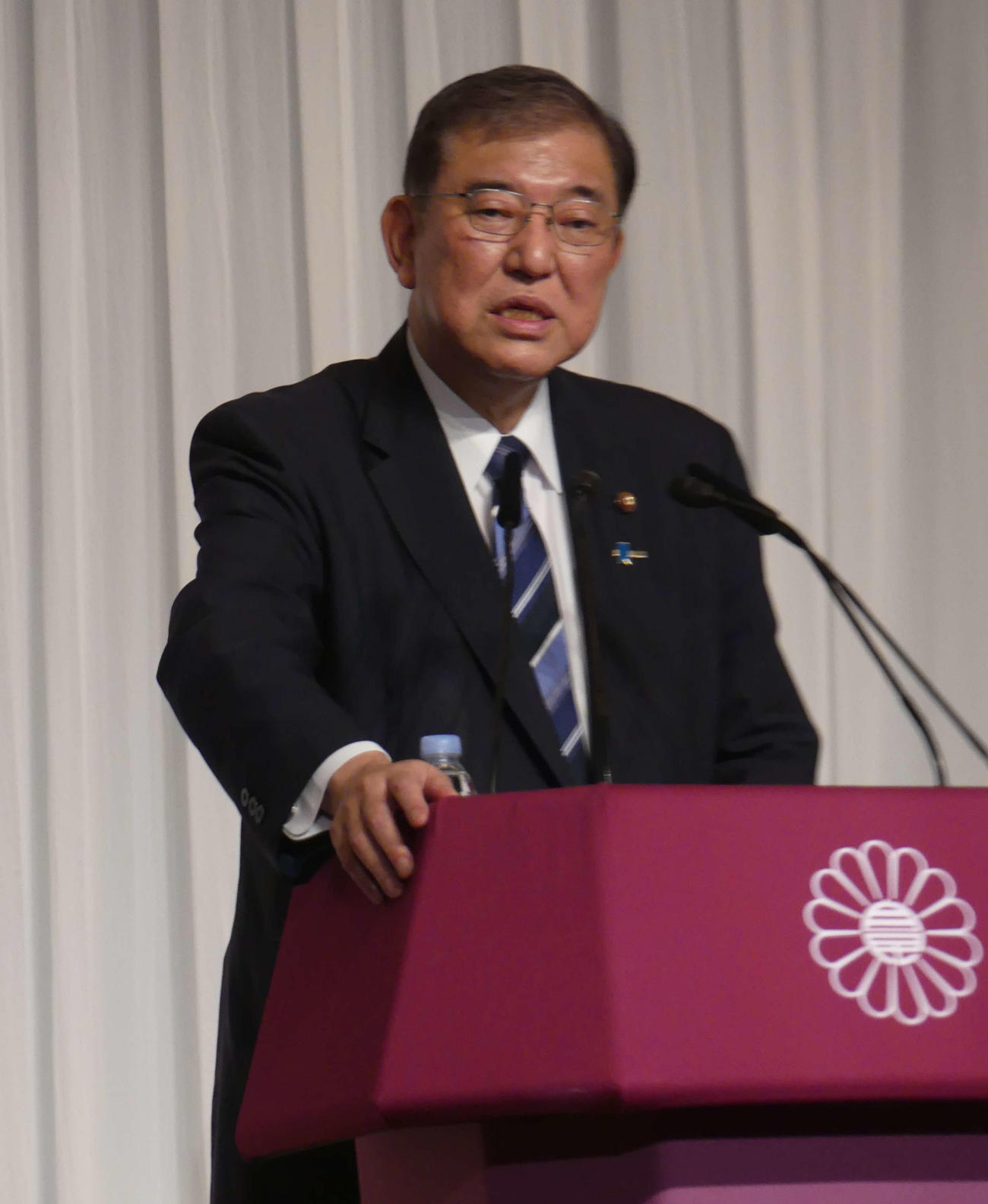 自民党総裁選で勝利し、初の記者会見に臨む石破茂新総裁（撮影・中山知子）