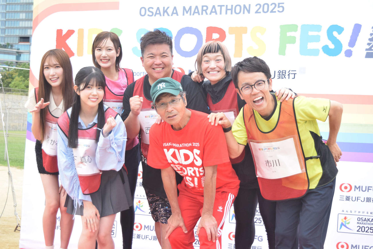 大阪マラソンプレイベントに出演した（前列左から）NMB坂下真心、間寛平、女と男市川（後列左から）NMB48原かれん、眞鍋杏樹、ミサイルマン西代洋、女と男ワダちゃん（撮影・阪口孝志）