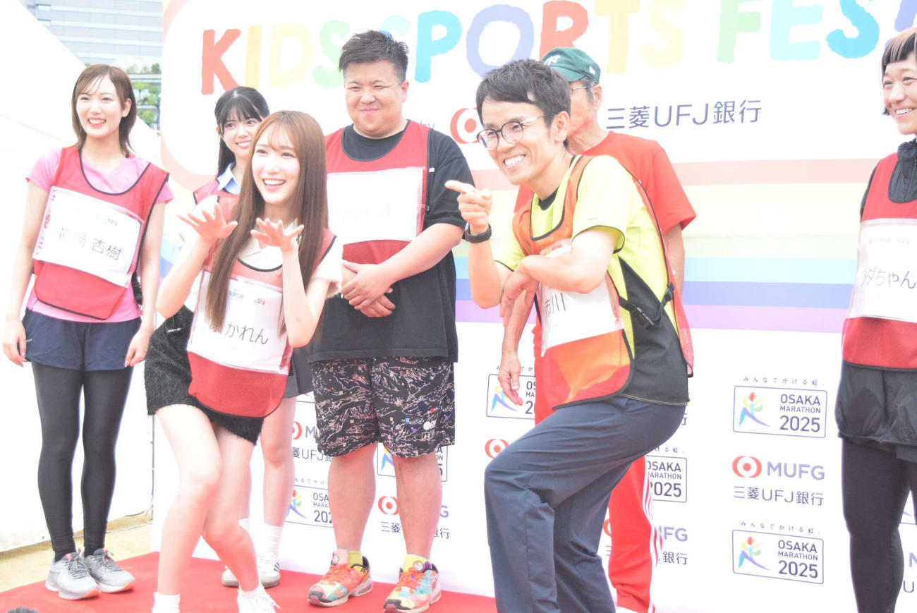 トンとピロピロの共演（前列左から）NMB48原かれんと、女と男市川（撮影・阪口孝志）