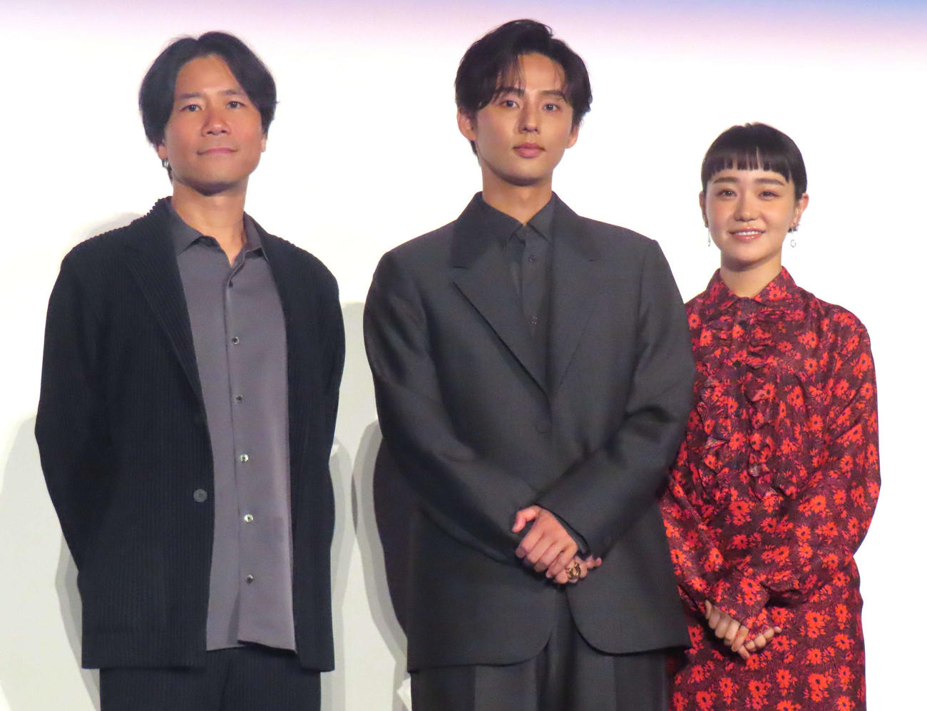映画「傲慢と善良」公開記念舞台あいさつに登壇した萩原健太郎監督（左）、Kis－My－Ft2藤ケ谷太輔（中央）、奈緒