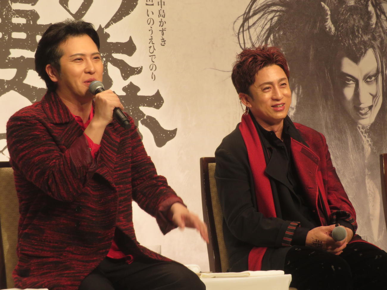 舞伎NEXT「朧の森に棲む鬼」製作発表会見でトークを披露する尾上松也（左）と松本幸四郎