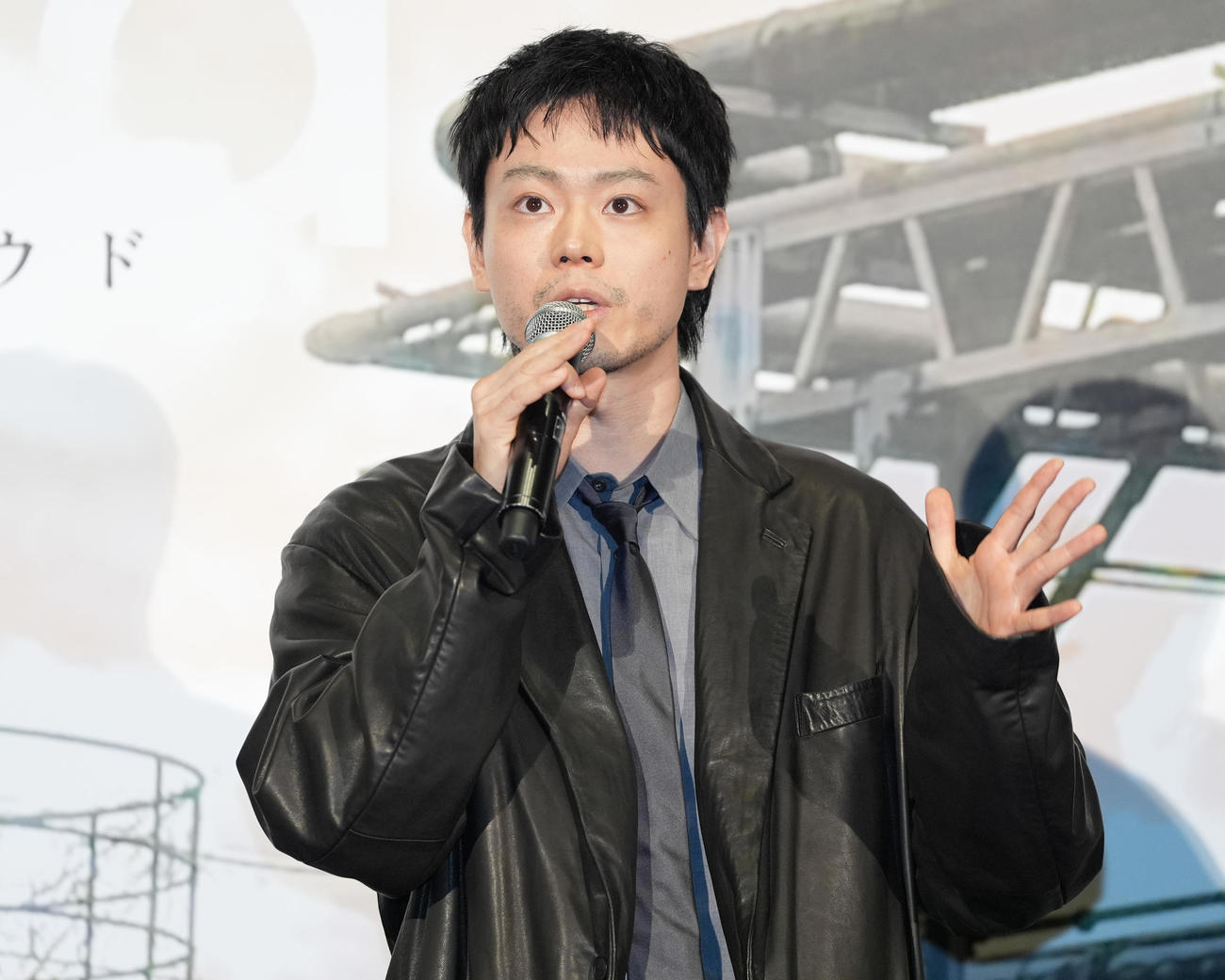 映画「Cloud　クラウド」公開記念舞台あいさつであいさつする菅田将暉（撮影・鈴木みどり）