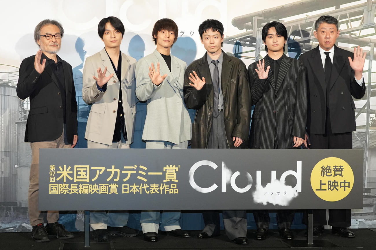 映画「Cloud　クラウド」公開記念舞台あいさつのフォトセッションに納まる出演者たち。左から黒沢清監督、岡山天音、窪田正孝、菅田将暉、奥平大兼、荒川良々（撮影・鈴木みどり）