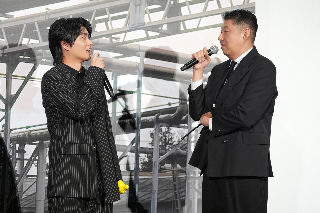 映画「Cloud　クラウド」公開記念舞台あいさつで話す奥平大兼（左）と荒川良々（撮影・鈴木みどり）