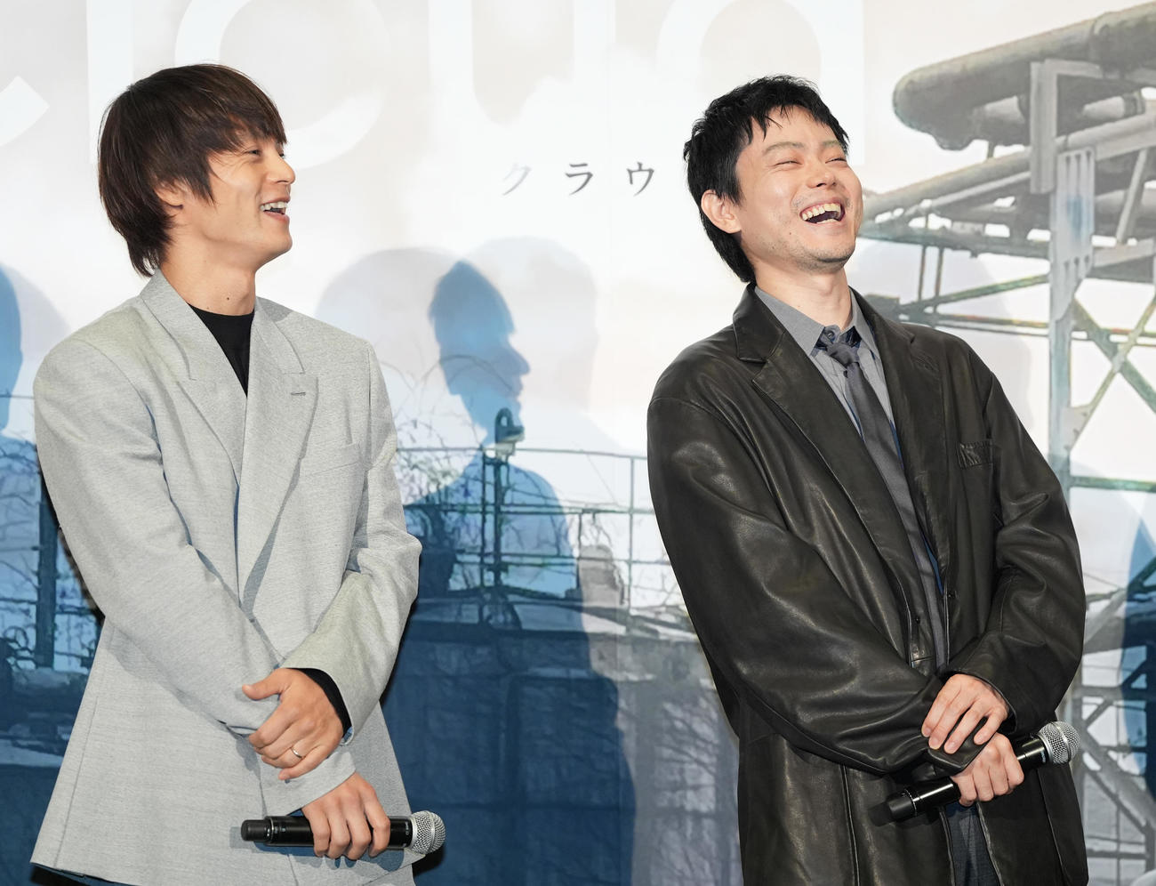 映画「Cloud　クラウド」公開記念舞台あいさつで笑顔の菅田将暉（右）と窪田正孝（撮影・鈴木みどり）