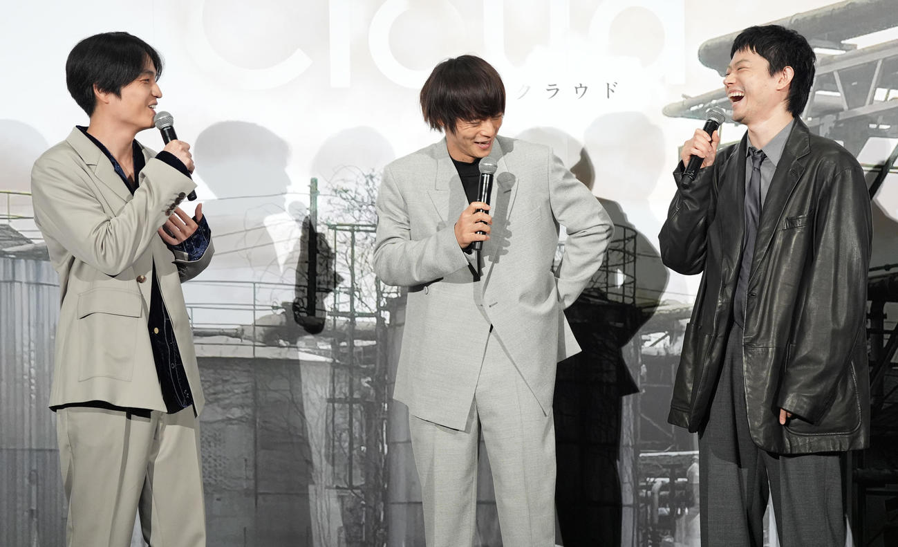 映画「Cloud　クラウド」公開記念舞台あいさつで笑顔の、左から岡山天音、窪田正孝、菅田将暉（撮影・鈴木みどり）