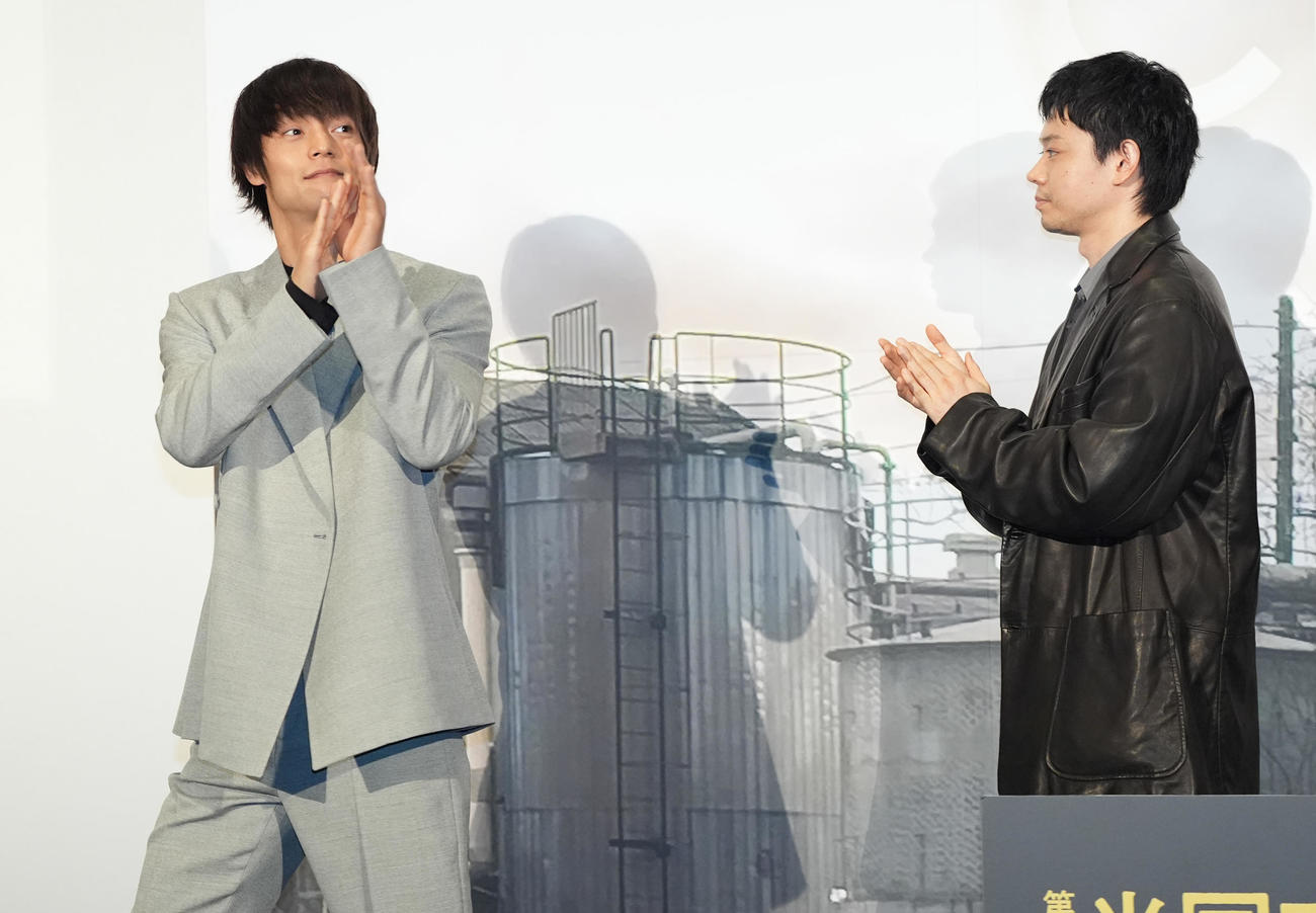 映画「Cloud　クラウド」公開記念舞台あいさつを終え引き揚げる窪田正孝（左）と菅田将暉（撮影・鈴木みどり）