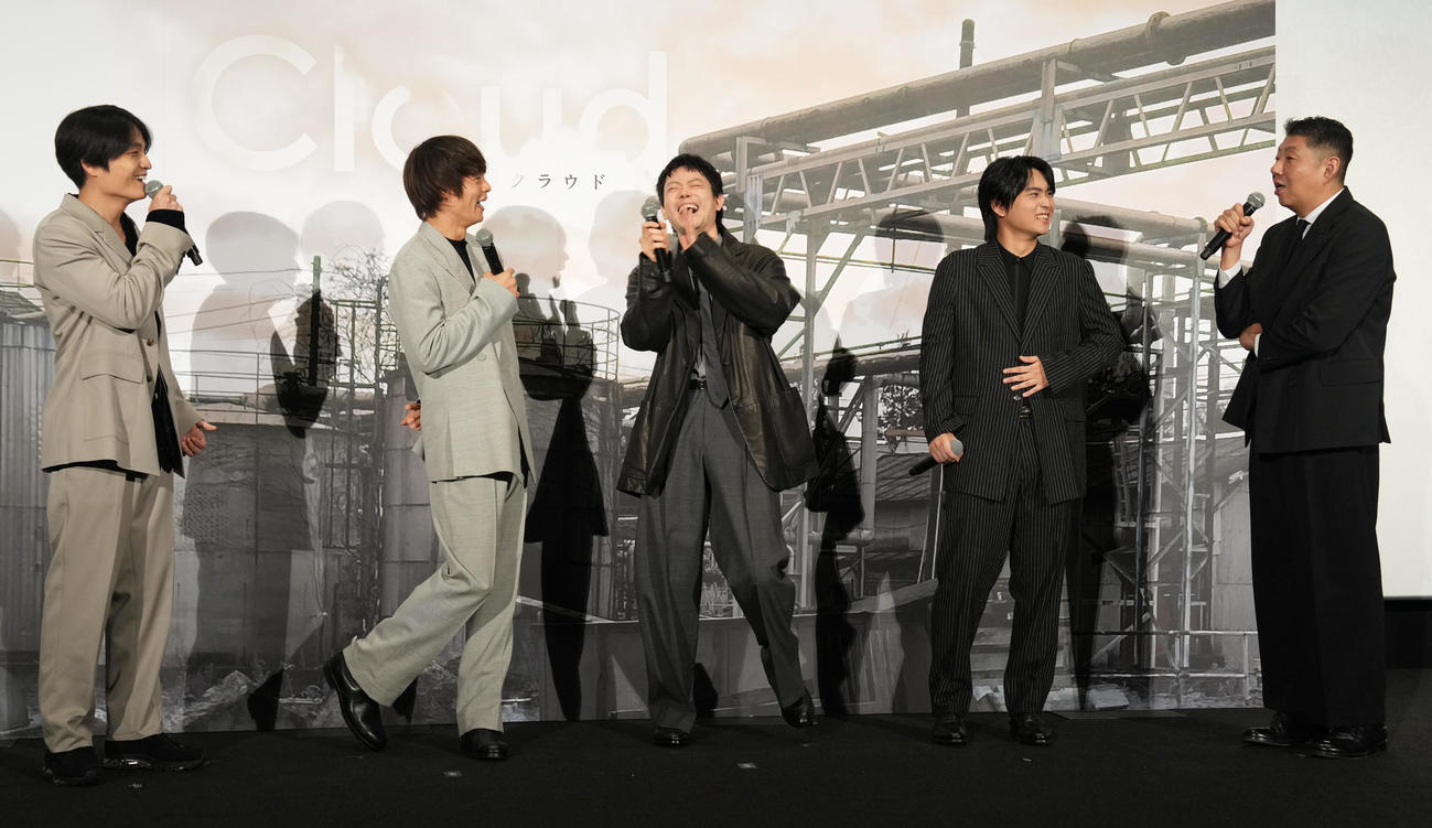 映画「Cloud　クラウド」公開記念舞台あいさつで笑顔の出演者たち。左から岡山天音、窪田正孝、菅田将暉、奥平大兼、荒川良々（撮影・鈴木みどり）