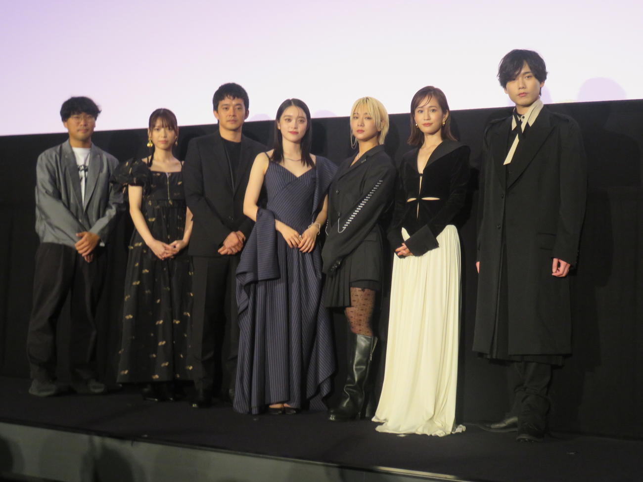 ベイビーわるきゅーれ　ナイスデイズ」の舞台あいさつに出席した、左から阪元裕吾監督、中井友望、池松壮亮、高石あかり、伊澤彩織、前田敦子、水石亜飛夢