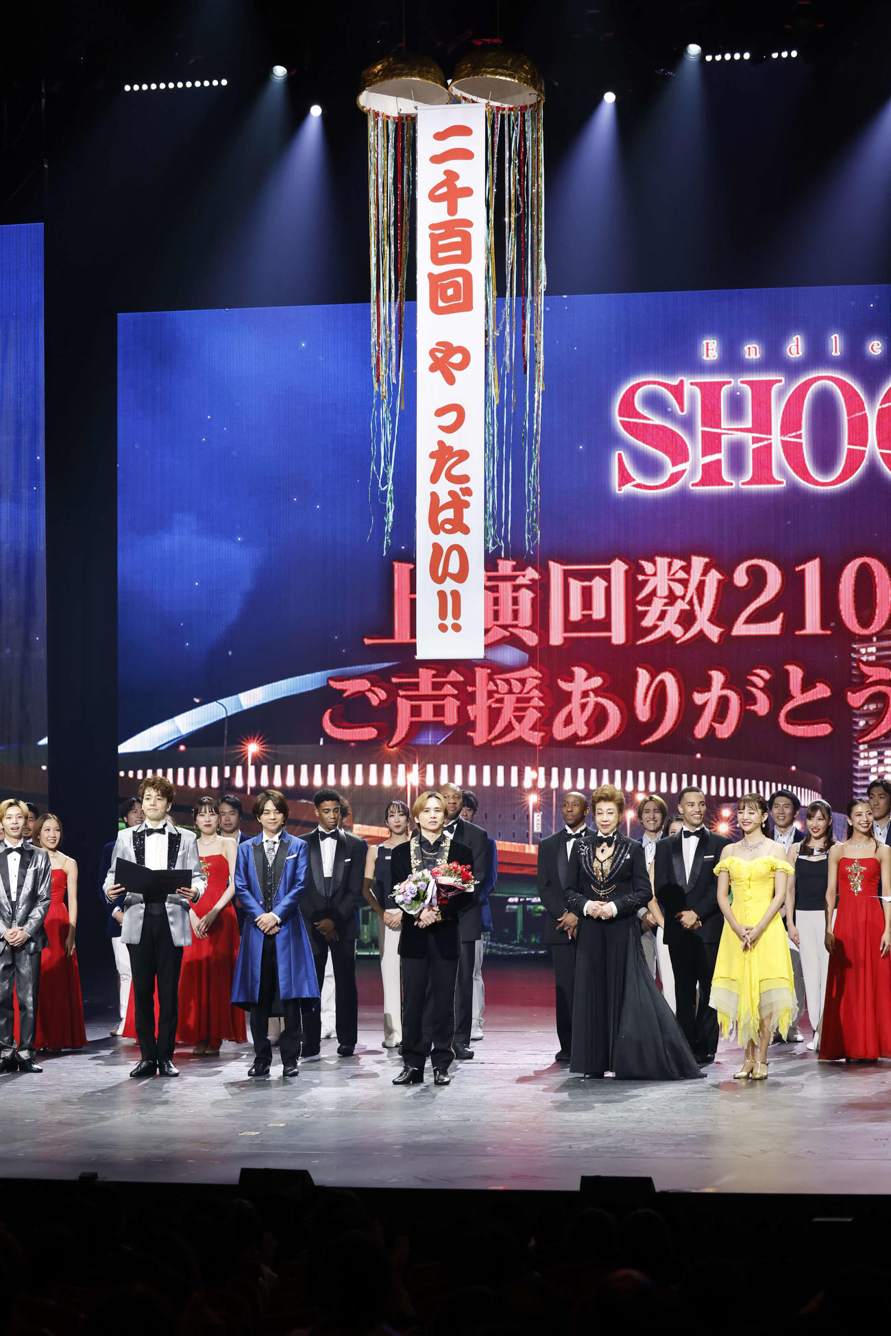 「Endless SHOCK」シリーズ通算2100回公演セレモニーで祝福された堂本光一（中央）