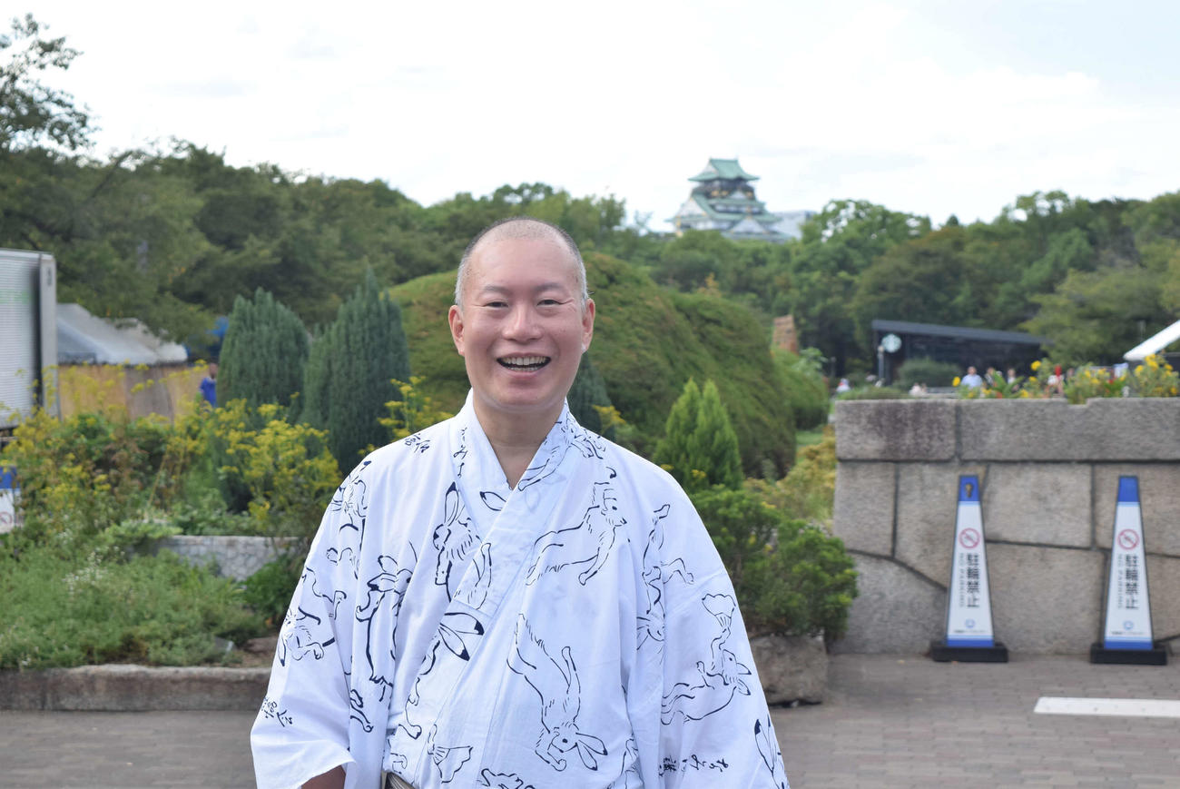 講談と縁の深い大阪城をバックに笑顔を見せる旭堂南湖（撮影・阪口孝志）