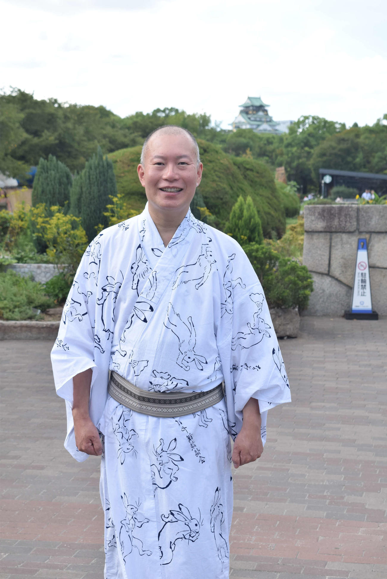 講談と縁の深い大阪城をバックに笑顔を見せる旭堂南湖（撮影・阪口孝志）