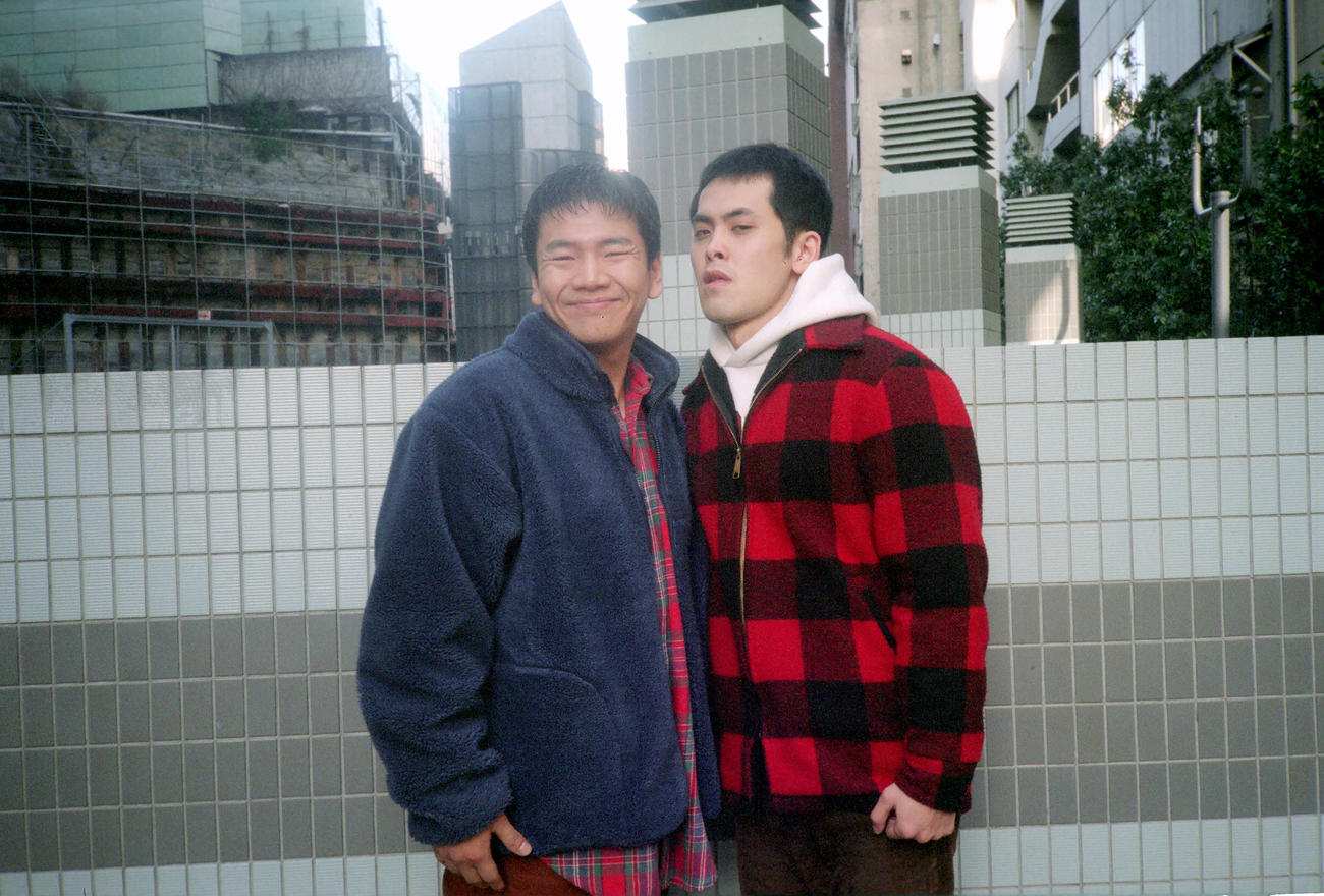 人気急上昇中の若手漫才コンビ海砂利水魚時代の上田晋也（左）と有田哲平（1995年2月撮影）